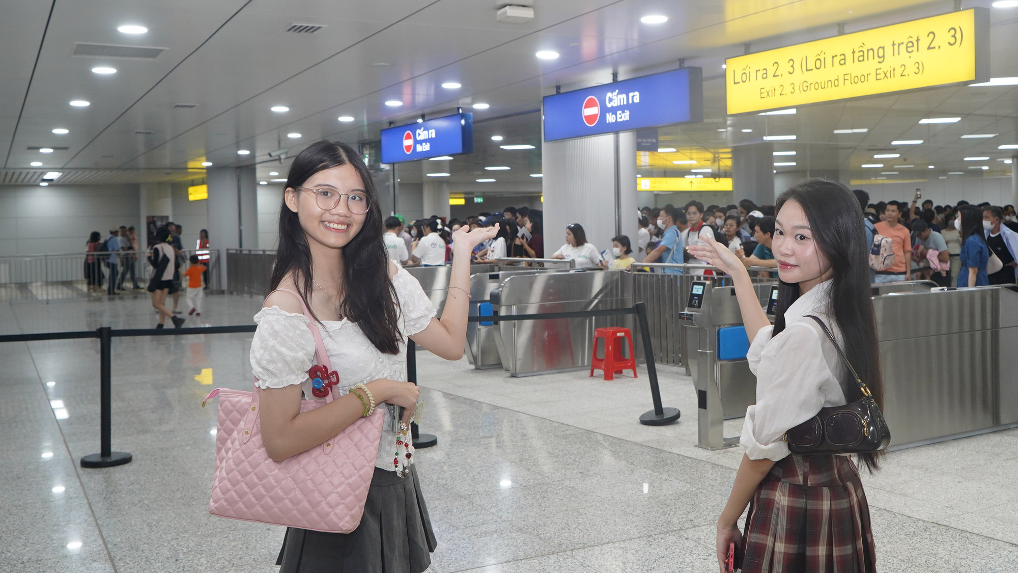 Nhiều bạn trẻ tranh thủ checkin trong lúc chờ đợi được lên tàu metro trải nghiệm.