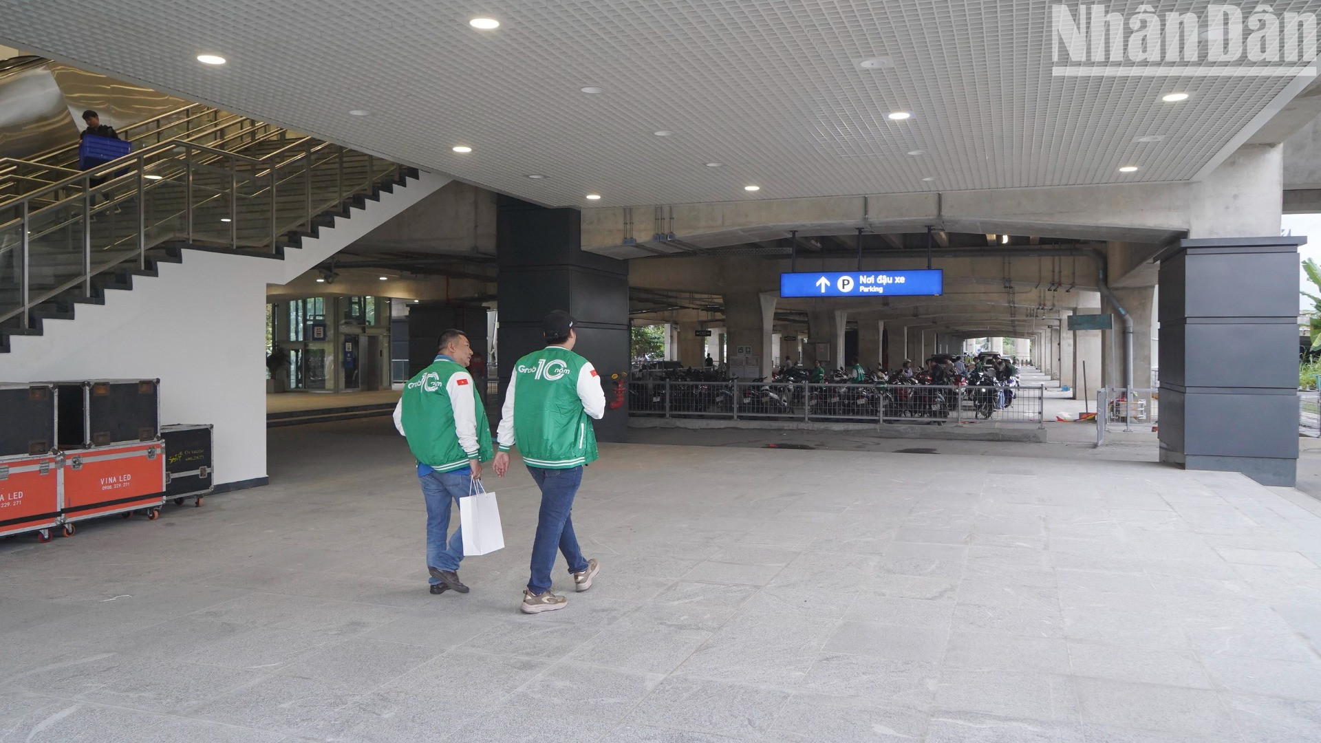 Hành khách di chuyển ra bãi xe Tân Cảng sau chuyến trải nghiệm chạy thử.