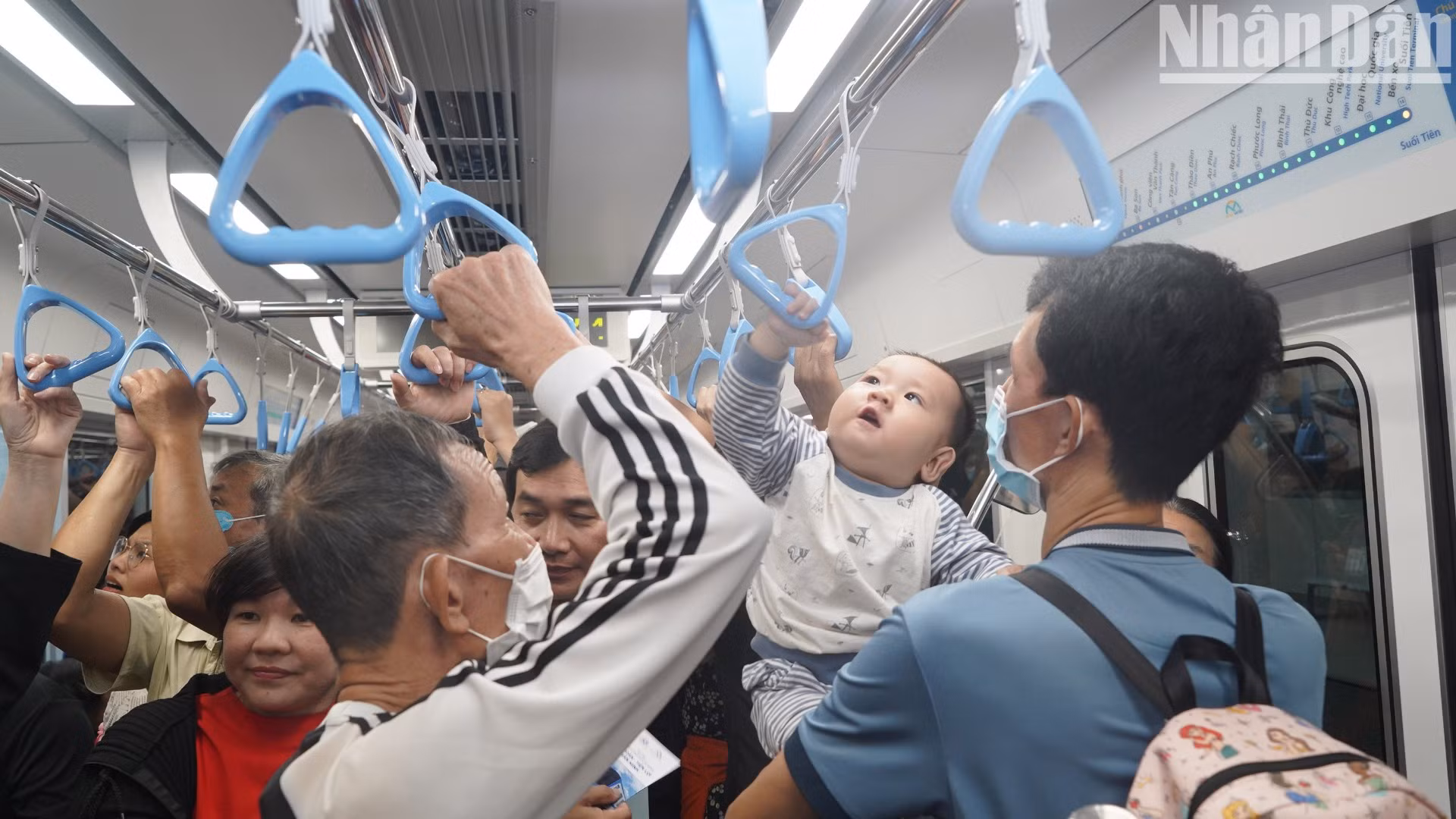 Rất nhiều gia đình dẫn theo con nhỏ, tuy đã đứng đợi hơn 15 phút, nhưng gia đình vẫn háo hức được đi metro.