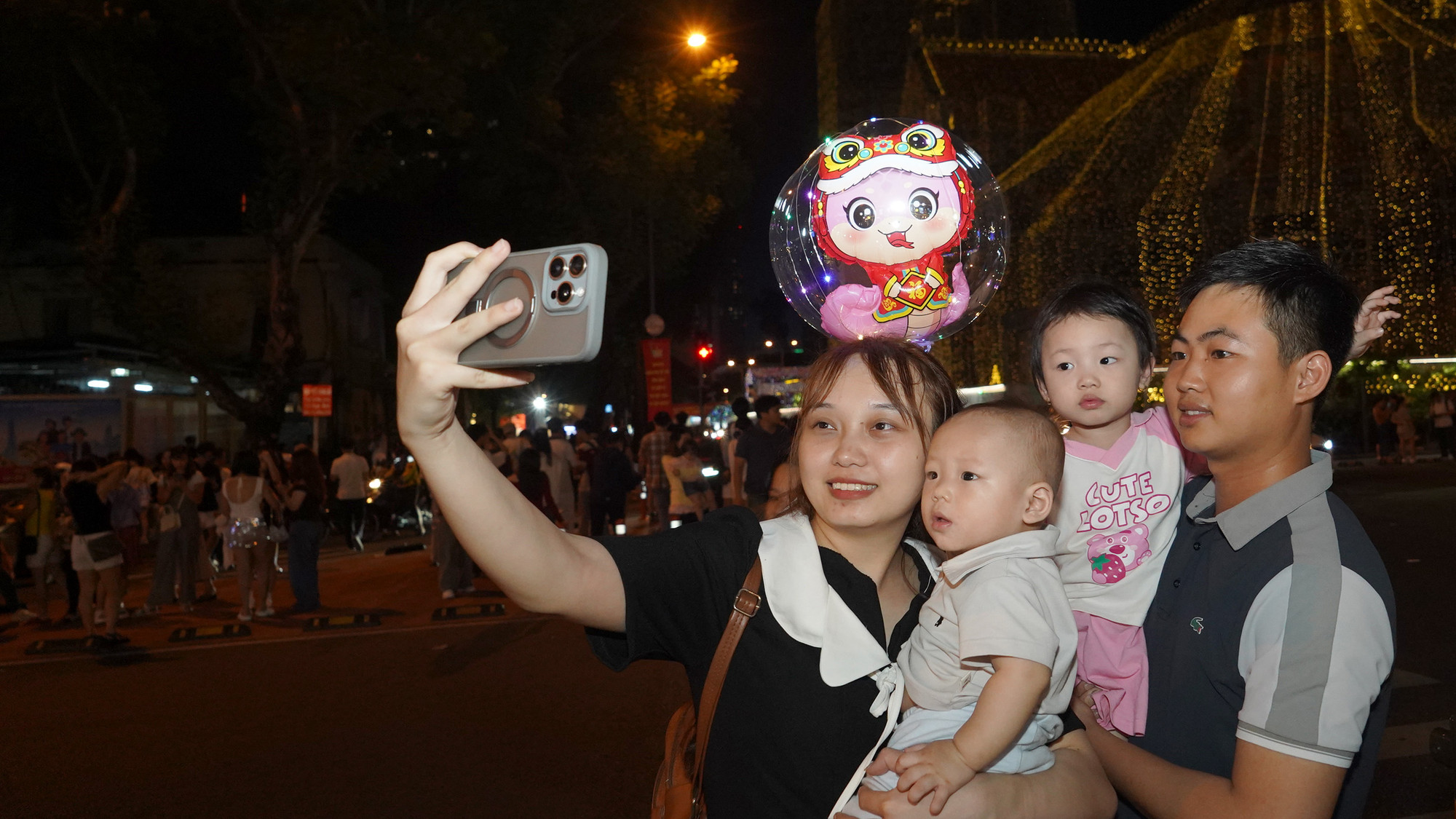 Không gian trang hoàng lộng lẫy, những giai điệu Giáng sinh vang vọng, những tiếng cười rộn rã bên gia đình và bạn bè… làm nên một mùa Giáng sinh ấm áp.