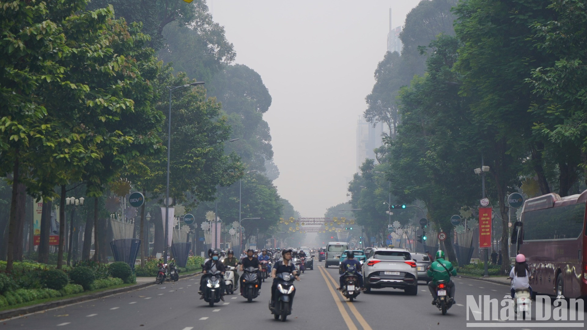 Người dân di chuyển trên đường Lê Duẩn, quận 1.