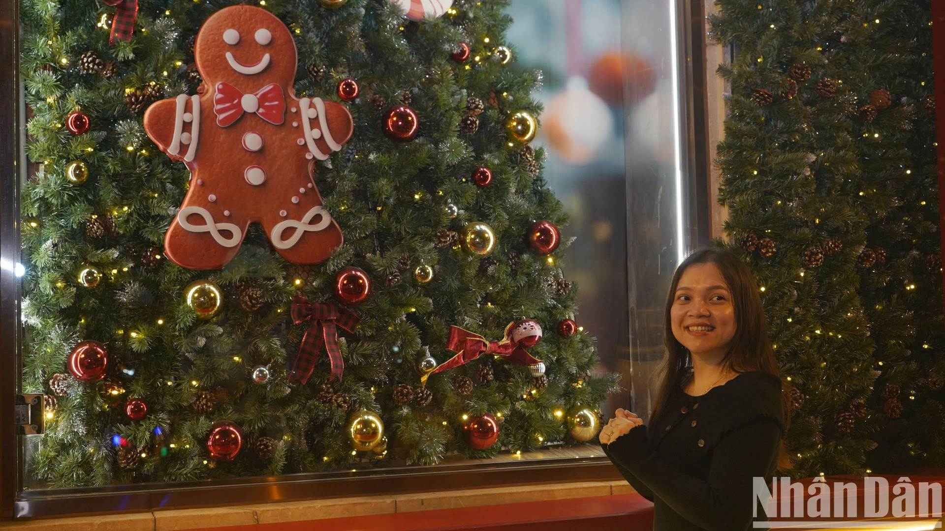 Buổi tối cuối tuần, nhiều bạn trẻ tập trung về đây để vui chơi, chụp ảnh.