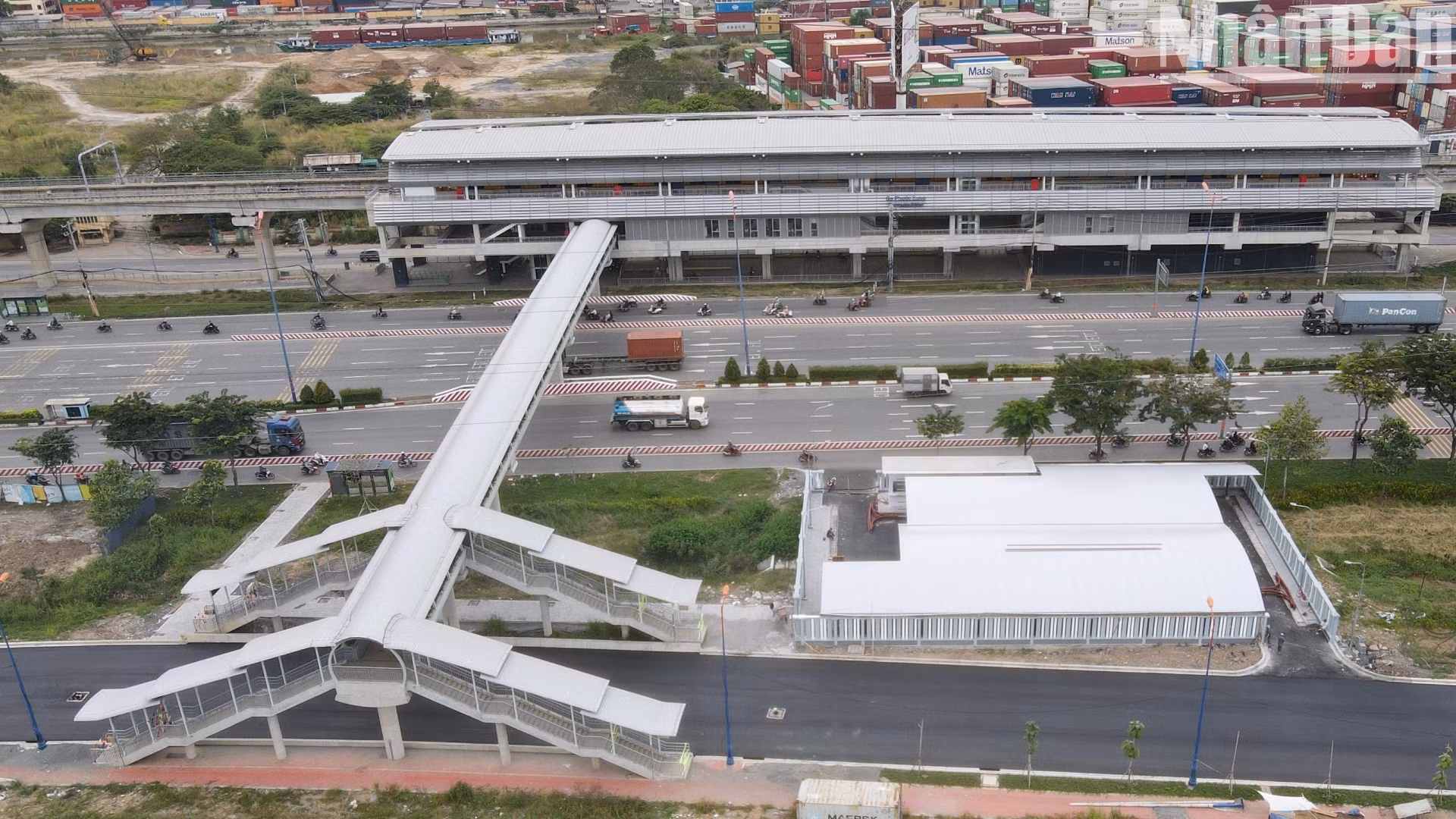 Những cây cầu bộ hành có vai trò quan trọng trong việc bảo đảm tiếp cận hành khách đến các nhà ga trên cao (gồm ga Tân Cảng, Thảo Điền, An Phú, Rạch Chiếc, Phước Long, Bình Thái và Công nghệ cao; cầu Thủ Đức, Đại học Quốc gia), tạo điều kiện thuận lợi và sự an toàn cho người dân di chuyển.