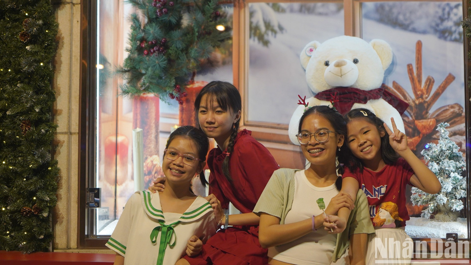 Cả nhà đi chơi Giáng sinh sớm và chụp ảnh bên các tiểu cảnh trang trí Noel ở trung tâm của thành phố.