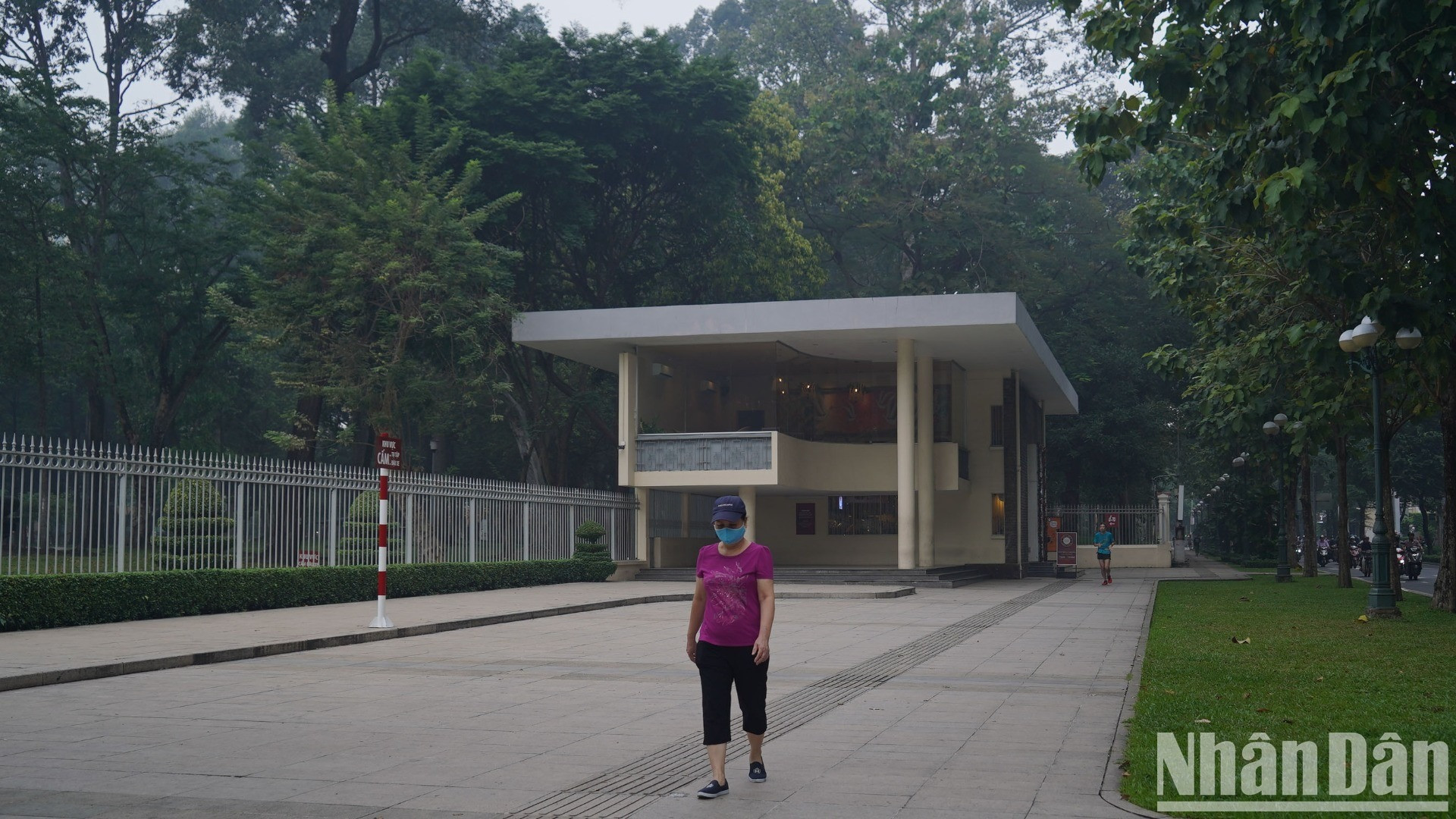 Người dân đi tập thể dục buộc phải đeo khẩu trang được khuyến cáo bụi mịn gây ô nhiễm.