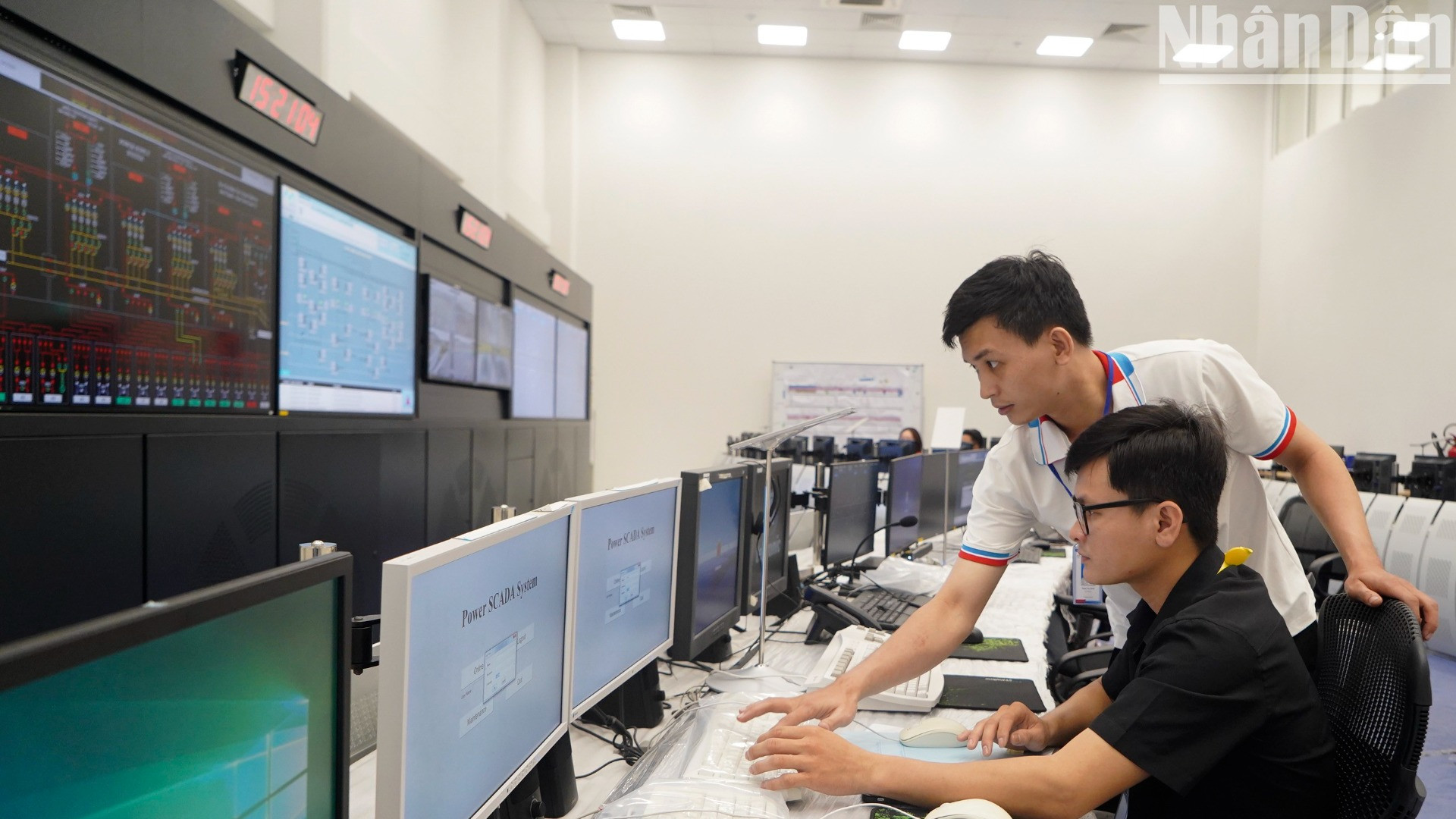 Tại Phòng điều khiển Trung tâm- OCC (nằm gần Depot Long Bình), mỗi ca trực gồm sáu người sẽ kiểm tra thiết bị, kiểm tra tính an toàn hệ thống các nhà ga, nhận thông tin từ các nhân viên lái tàu nhằm giúp công tác vận hành các tuyến metro bảo đảm an toàn tuyệt đối.