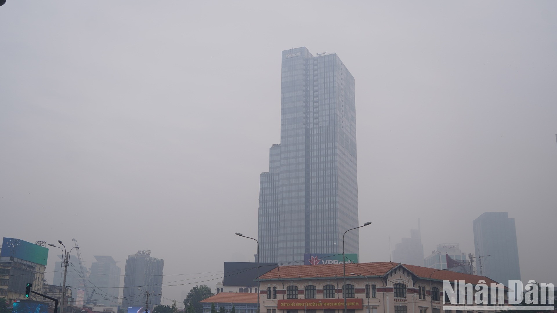 Tại khu vực chợ Bến Thành các nhà cao tầng bị che phủ bởi lớp sương mù trắng đục.