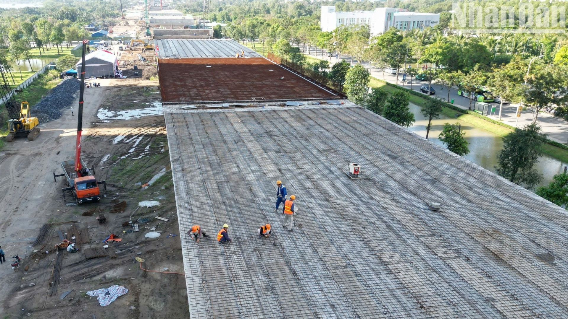 Công nhân đang thi công cầu cạn của Vành đai 3 qua thành phố Thủ Đức . Công nhân đang thi công cầu cạn của Vành đai 3 qua thành phố Thủ Đức .