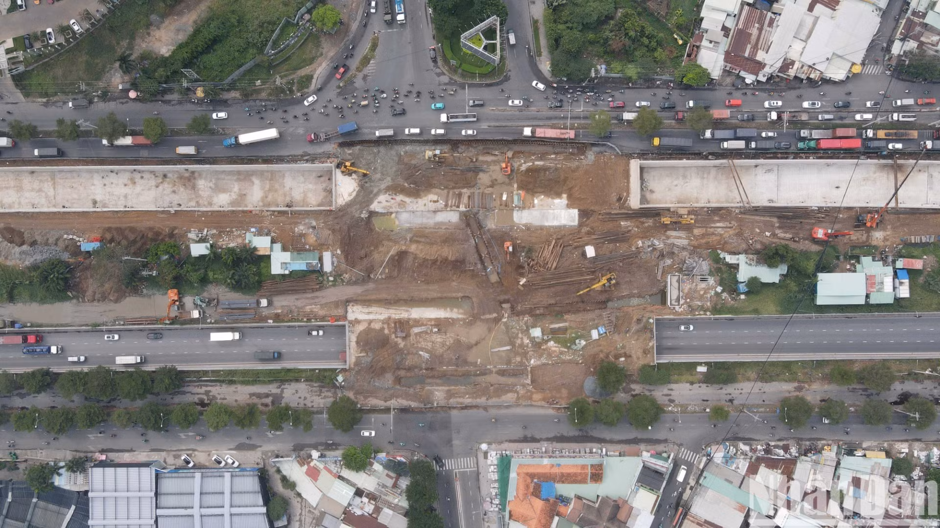 Theo chủ đầu tư, sau khi thông xe 2 nhánh hầm, đơn vị thi công sẽ đẩy nhanh việc thi công mặt đường ngã tư bên trên và bàn giao trước Tết Nguyên đán. Sau khi xong, xe đi trên đường Nguyễn Văn Linh sẽ vào hầm để đi thẳng còn xe trên đường Nguyễn Hữu Thọ sẽ đi bên trên hầm qua ngã tư. Theo chủ đầu tư, sau khi thông xe 2 nhánh hầm, đơn vị thi công sẽ đẩy nhanh việc thi công mặt đường ngã tư bên trên và bàn giao trước Tết Nguyên đán. Sau khi xong, xe đi trên đường Nguyễn Văn Linh sẽ vào hầm để đi thẳng còn xe trên đường Nguyễn Hữu Thọ sẽ đi bên trên hầm qua ngã tư.