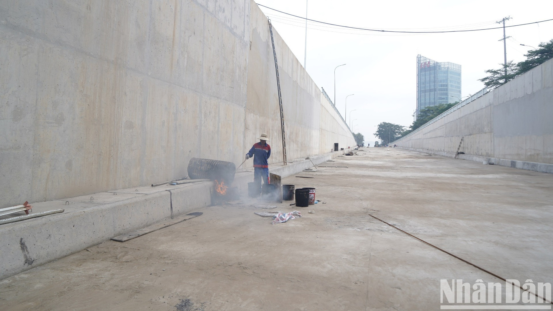 Có mặt ngay từ sáng sớm, theo ghi nhận của phóng viên, hiện các công nhân trên công trường đang thi công các hạng mục để cố gắng hoàn thiện vào cuối tháng 12 này.