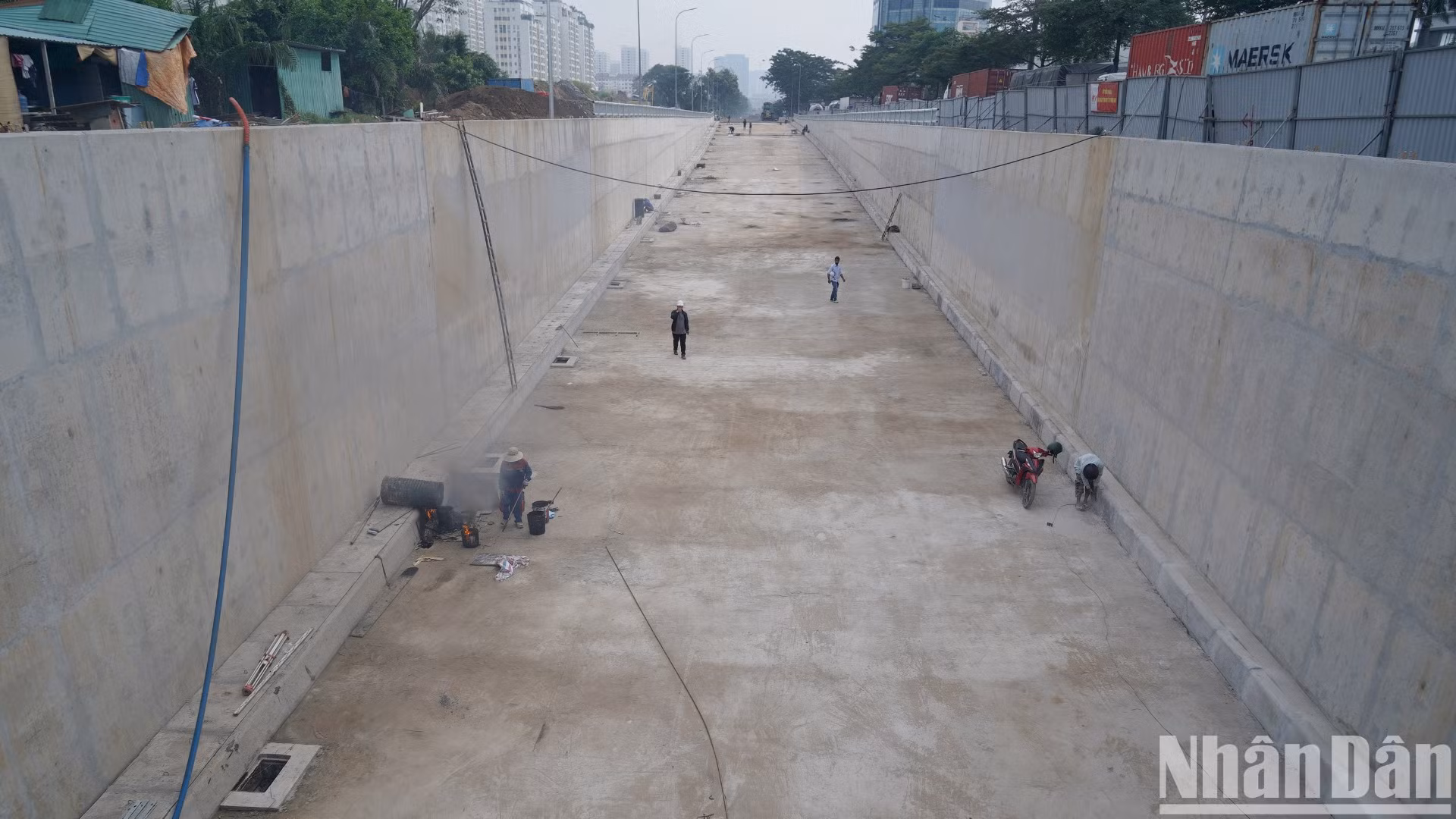 Theo đại diện Ban Quản lý dự án đầu tư xây dựng các công trình giao thông Thành phố Hồ Chí Minh (Ban Giao thông-chủ đầu tư) cho biết, nhánh hầm chui HC1 đã đạt 90% khối lượng thi công. Theo tính toán của chủ đầu tư, nhánh hầm này sẽ thông xe cuối tháng 12 này. Trước đó, nhánh hầm chui HC2 (hướng khu chế xuất Tân Thuận đi Quốc lộ 1) đã cho xe chạy từ đầu tháng 10/2024. Theo đại diện Ban Quản lý dự án đầu tư xây dựng các công trình giao thông Thành phố Hồ Chí Minh (Ban Giao thông-chủ đầu tư) cho biết, nhánh hầm chui HC1 đã đạt 90% khối lượng thi công. Theo tính toán của chủ đầu tư, nhánh hầm này sẽ thông xe cuối tháng 12 này. Trước đó, nhánh hầm chui HC2 (hướng khu chế xuất Tân Thuận đi Quốc lộ 1) đã cho xe chạy từ đầu tháng 10/2024.