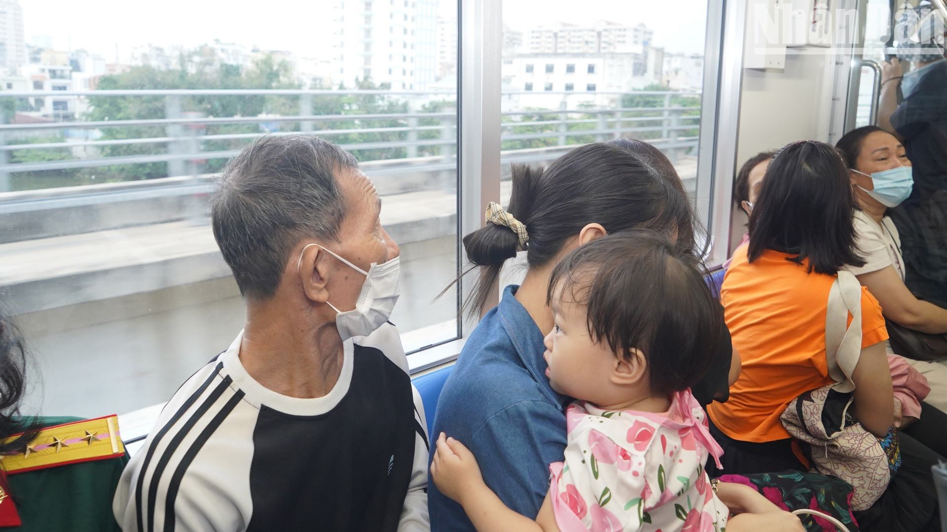 Gia đình và con nhỏ cùng trải nghiệm tuyến metro.