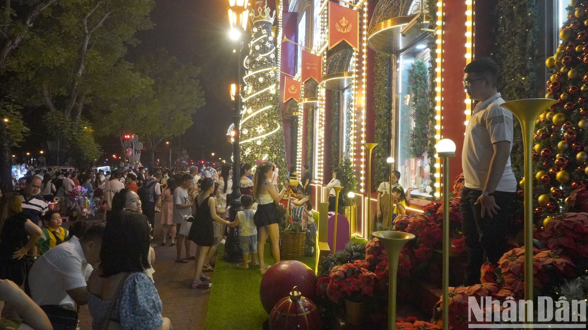 Nhiều tiểu cảnh đầy màu sắc được trang trí lung linh.