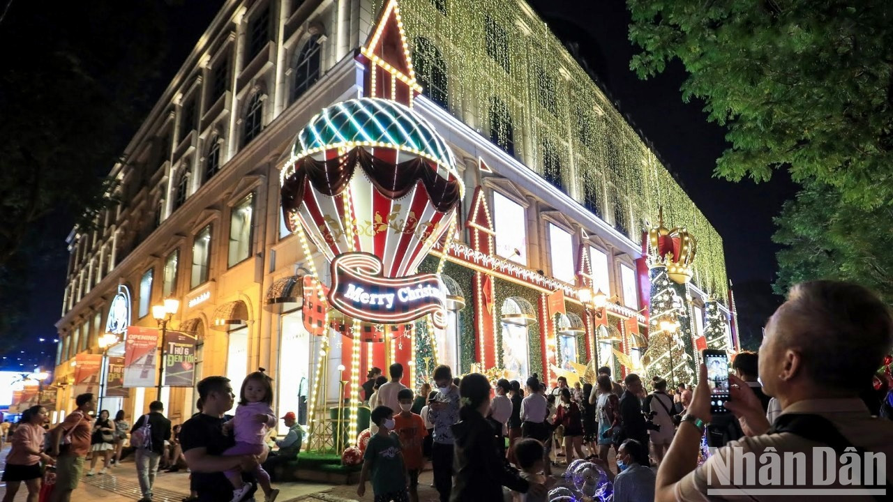 Cuối tuần cùng không khí se lạnh, nhiều bạn trẻ và gia đình tại Thành phố Hồ Chí Minh chụp ảnh "check-in" Giáng sinh 2024 với nhiều cây thông, hang đá bắt mắt trang trí tại khu trung tâm.