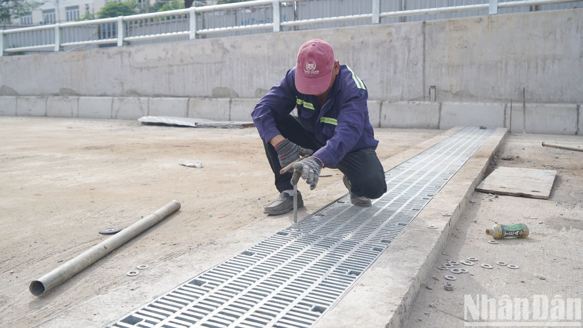 Công nhân lắp đặt khe co giãn của đường hầm.