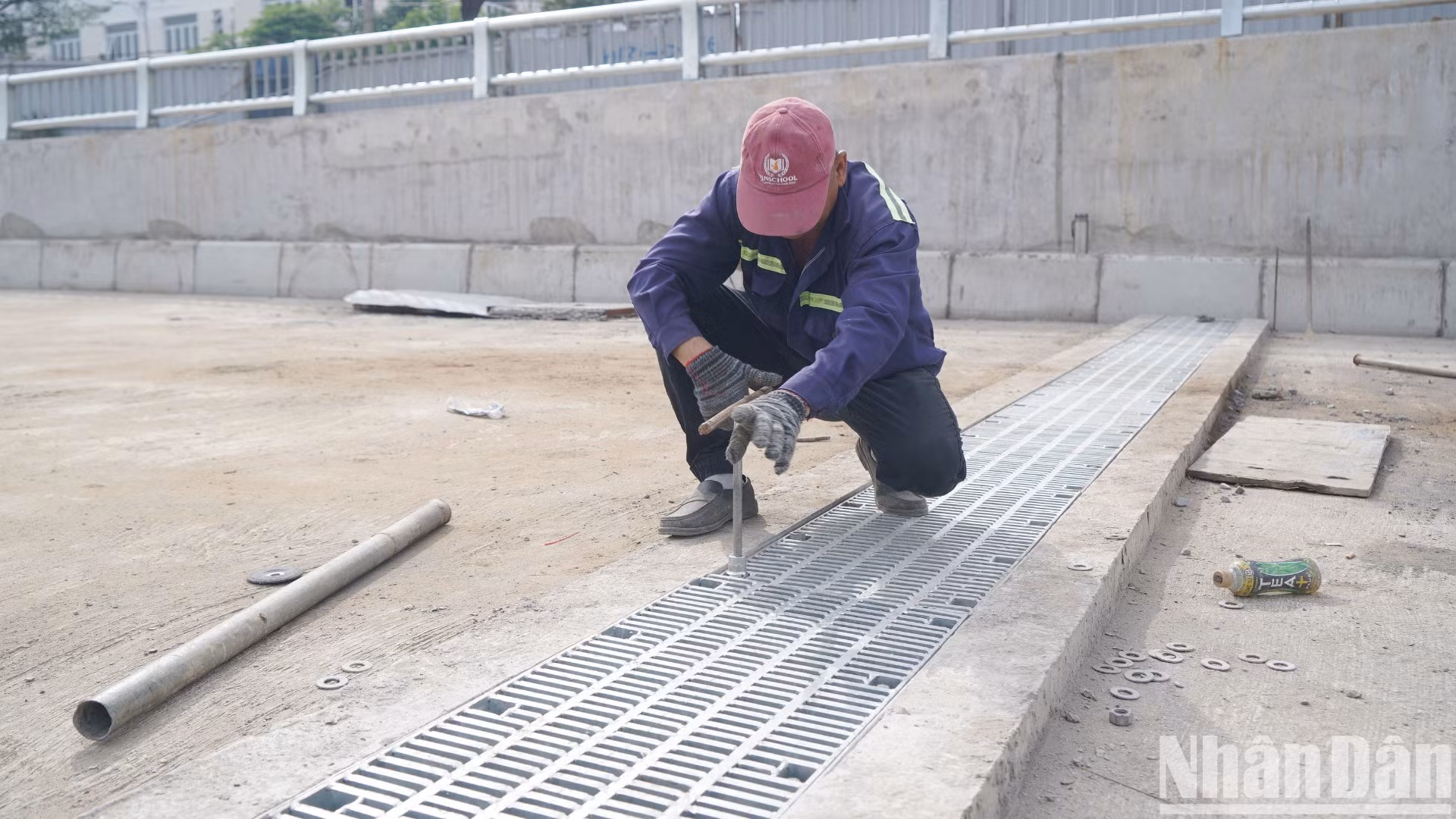 Công nhân lắp đặt khe co giãn của đường hầm. Công nhân lắp đặt khe co giãn của đường hầm.