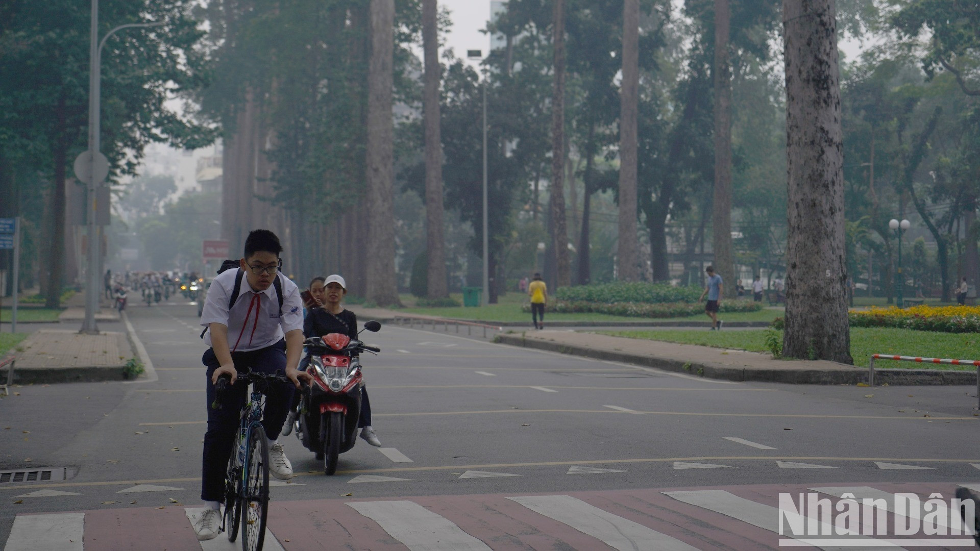 Từ sáng đến tối, Thành phố Hồ Chí Minh luôn chìm trong màn sương trắng mờ đục bởi bụi mịn.