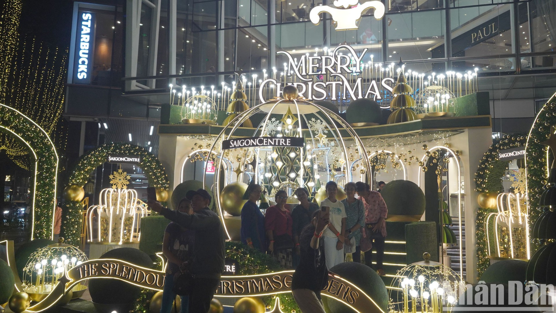 Bên ngoài trung tâm thương mại Takashimaya (Quận 1) năm nay không xuất hiện những cây thông khổng lồ, mà thay vào đó là những quả cầu lớn, những chiếc chuông cùng hệ thống đèn LED thu hút nhiều người tới vui chơi, "check-in".