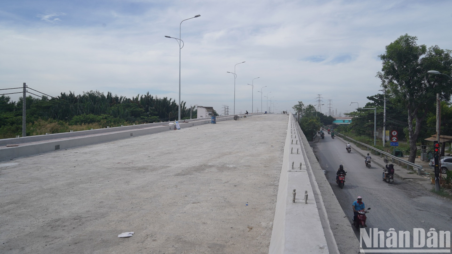 Cách đó không xa cầu Phước Long nằm trên trục đường Phạm Hữu Lầu, huyện Nhà Bè đang cấp tập thi công để thông xe trong tháng 12.