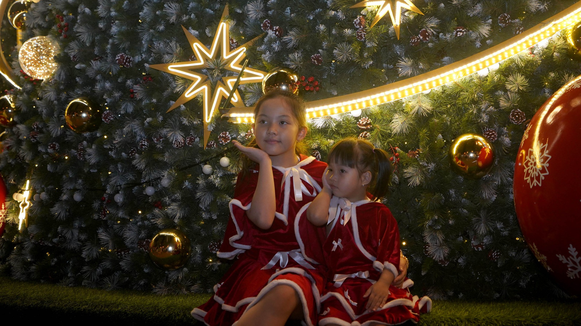 Niềm vui của các em nhỏ vào dịp cuối tuần cùng gia đình.