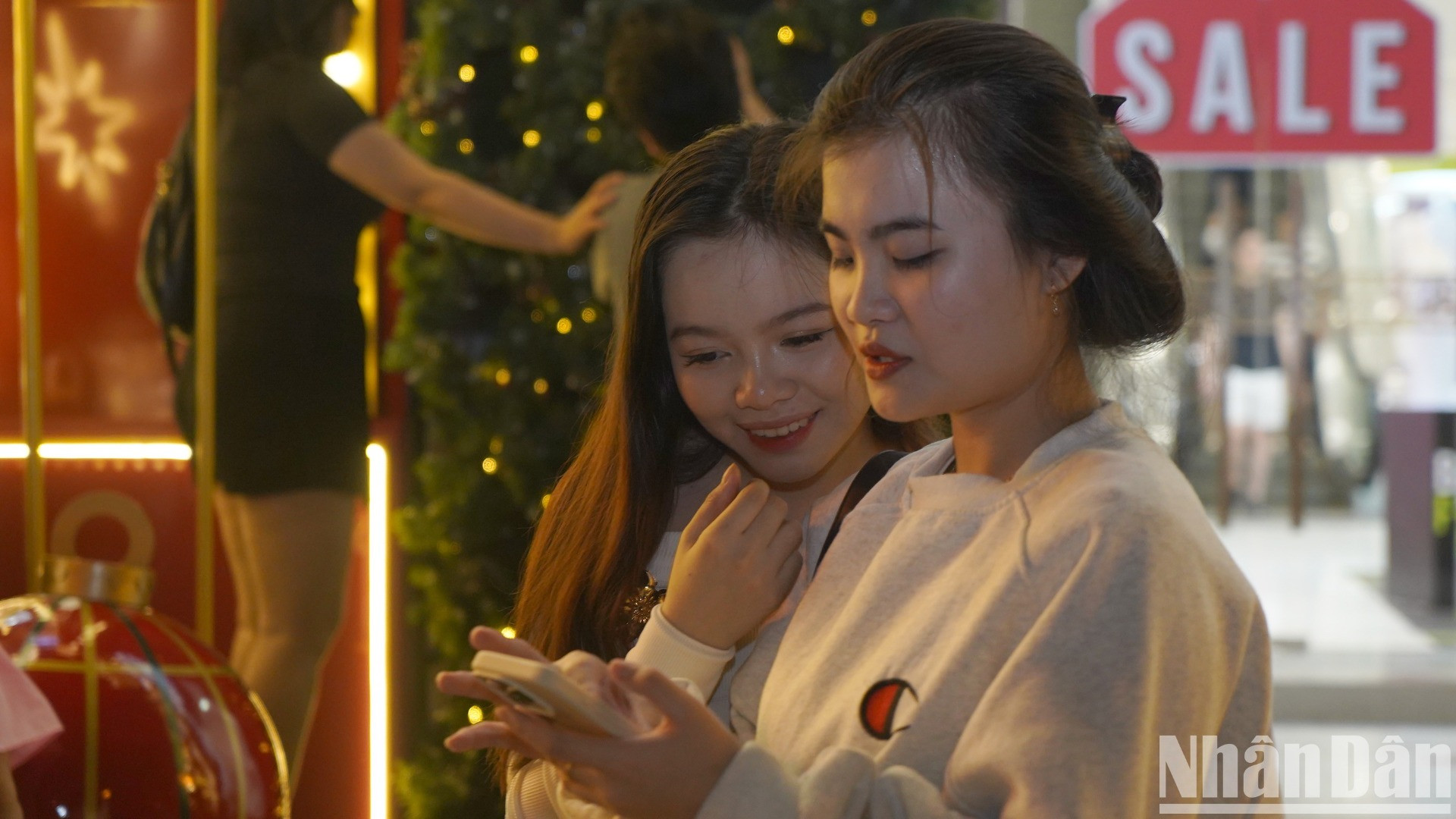 Để có những bức ảnh Giáng sinh đẹp, nhiều bạn trẻ cho biết nên đi chụp sớm, tránh đi những ngày cận lễ chính sẽ rất đông người.