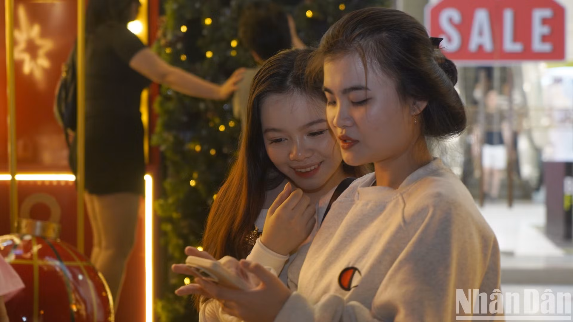 Để có những bức ảnh Giáng sinh đẹp, nhiều bạn trẻ cho biết nên đi chụp sớm, tránh đi những ngày cận lễ chính sẽ rất đông người.