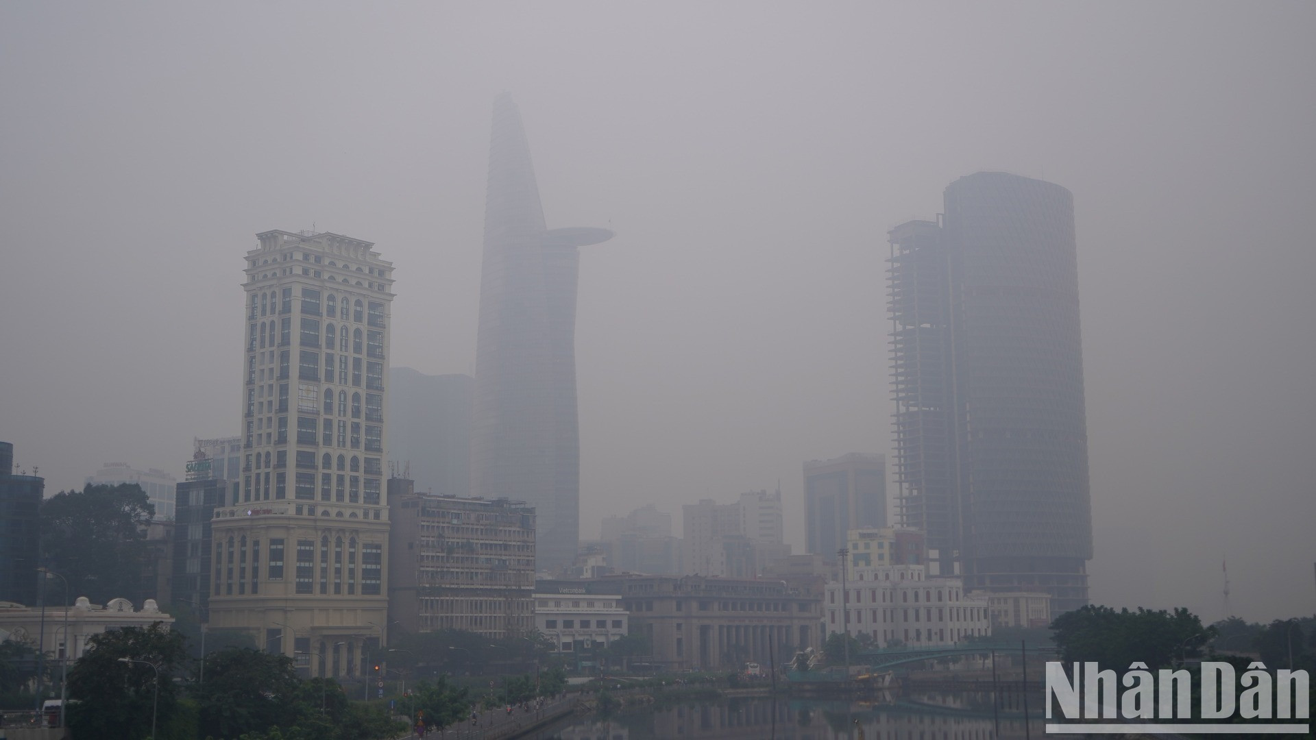 Bụi mịn bao phủ trên đường Võ Văn Kiệt hướng qua đường hầm sông Sài Gòn.