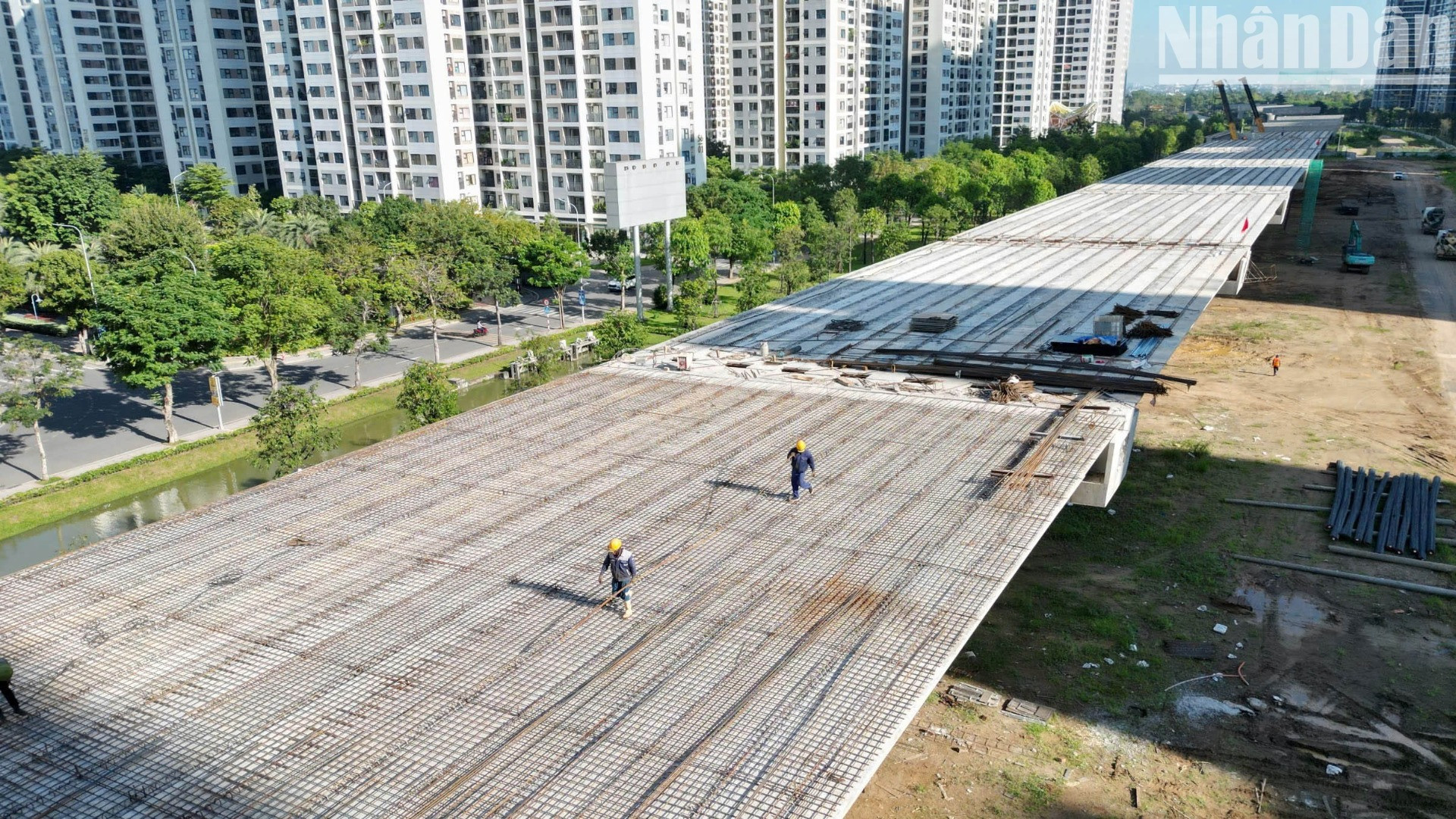 Công nhân thi công trên cầu cạn Vành đai 3 Thành phố Hồ Chí Minh đoạn đi trên cao qua địa phận thành phố Thủ Đức. Công nhân thi công trên cầu cạn Vành đai 3 Thành phố Hồ Chí Minh đoạn đi trên cao qua địa phận thành phố Thủ Đức.