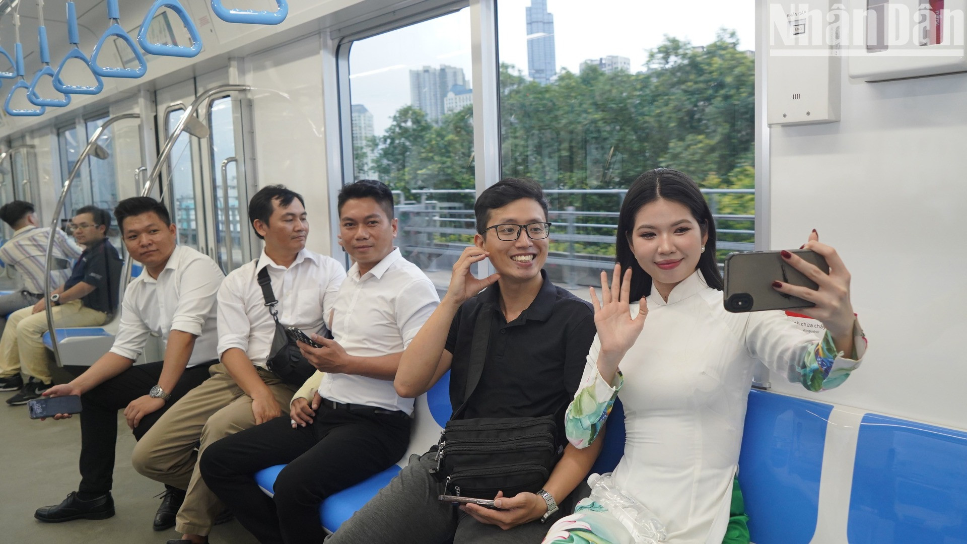 Hành khách là các bạn trẻ hào hứng và thích thú khi trải nghiệm trên tuyến metro đầu tiên của Thành phố Hồ Chí Minh. Tuyến metro số 1 kết nối trung tâm thành phố với cửa ngõ phía Đông là nơi tập trung nhiều trường đại học lớn nên sẽ thu hút một lượng lớn sinh viên đi lại mỗi ngày.