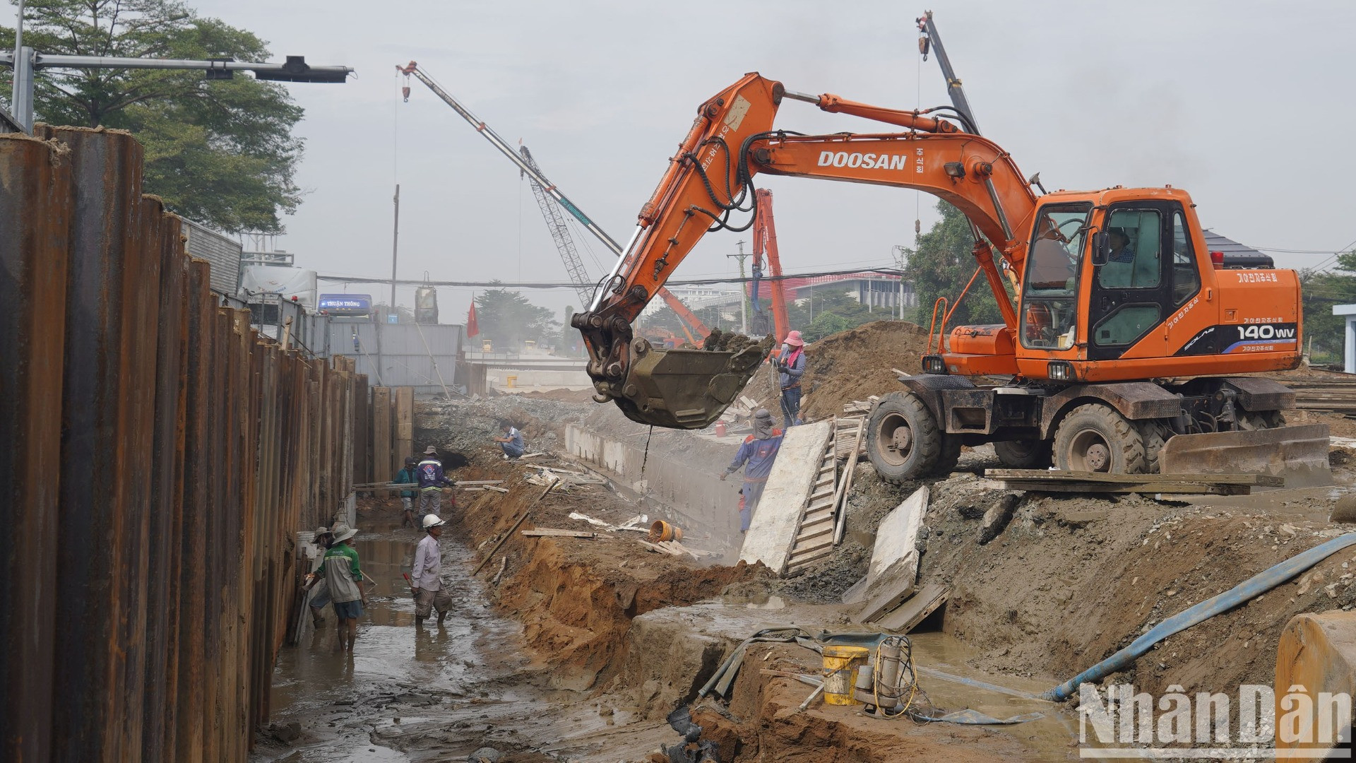 Hiện trên công trường tập hợp hơn 40 xe thiết bị và gần 100 công nhân tăng ca cả ngày lẫn đêm để phục vụ công trình.