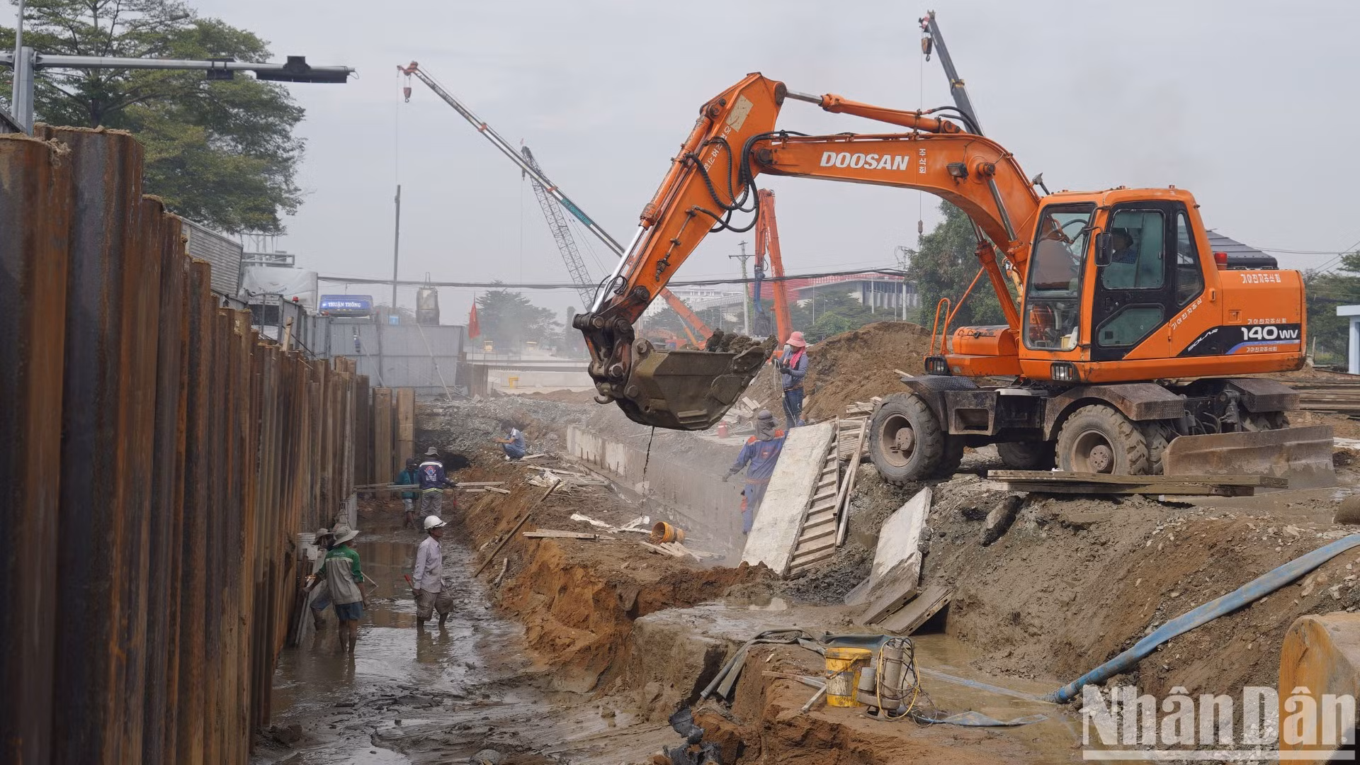 Hiện trên công trường tập hợp hơn 40 xe thiết bị và gần 100 công nhân tăng ca cả ngày lẫn đêm để phục vụ công trình. Hiện trên công trường tập hợp hơn 40 xe thiết bị và gần 100 công nhân tăng ca cả ngày lẫn đêm để phục vụ công trình.