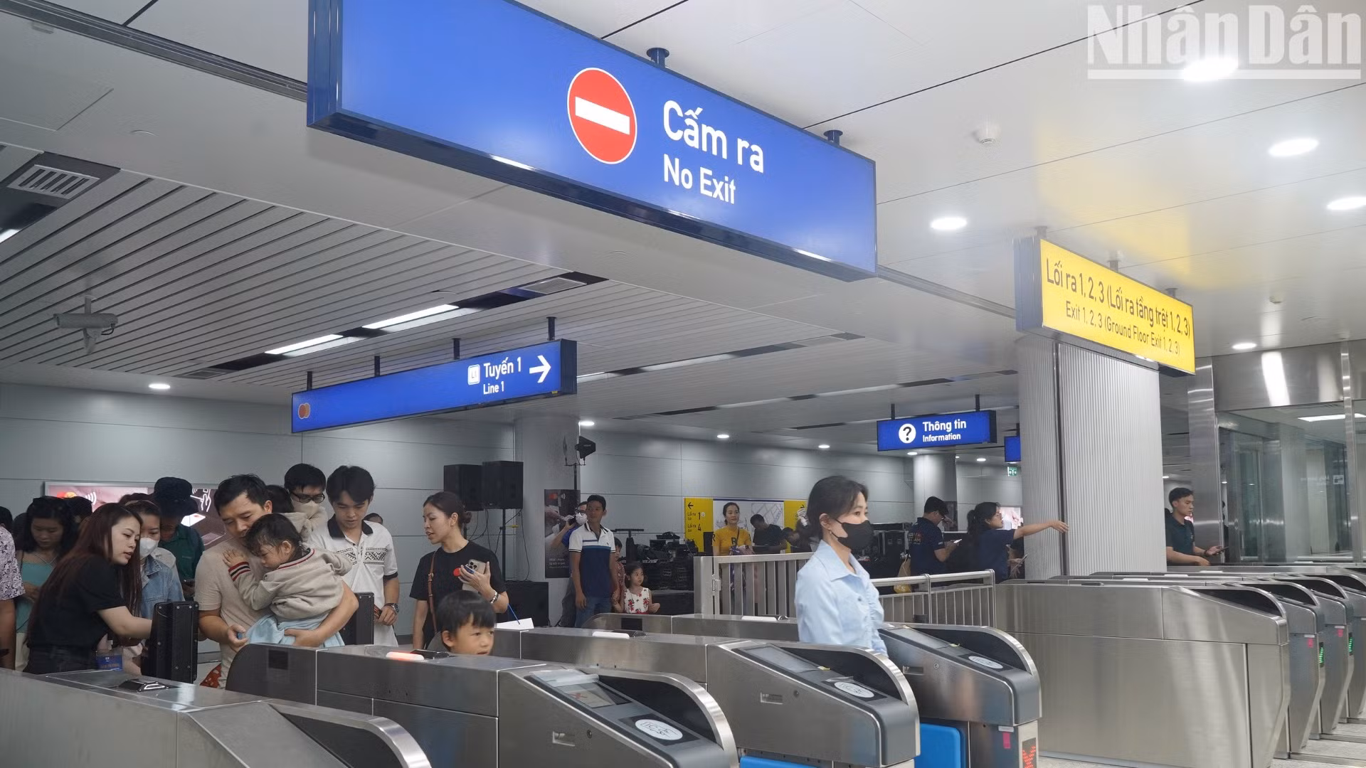 Dòng người xếp hàng qua cửa kiểm soát vé tại nhà ga Bến Thành ngày càng đông.