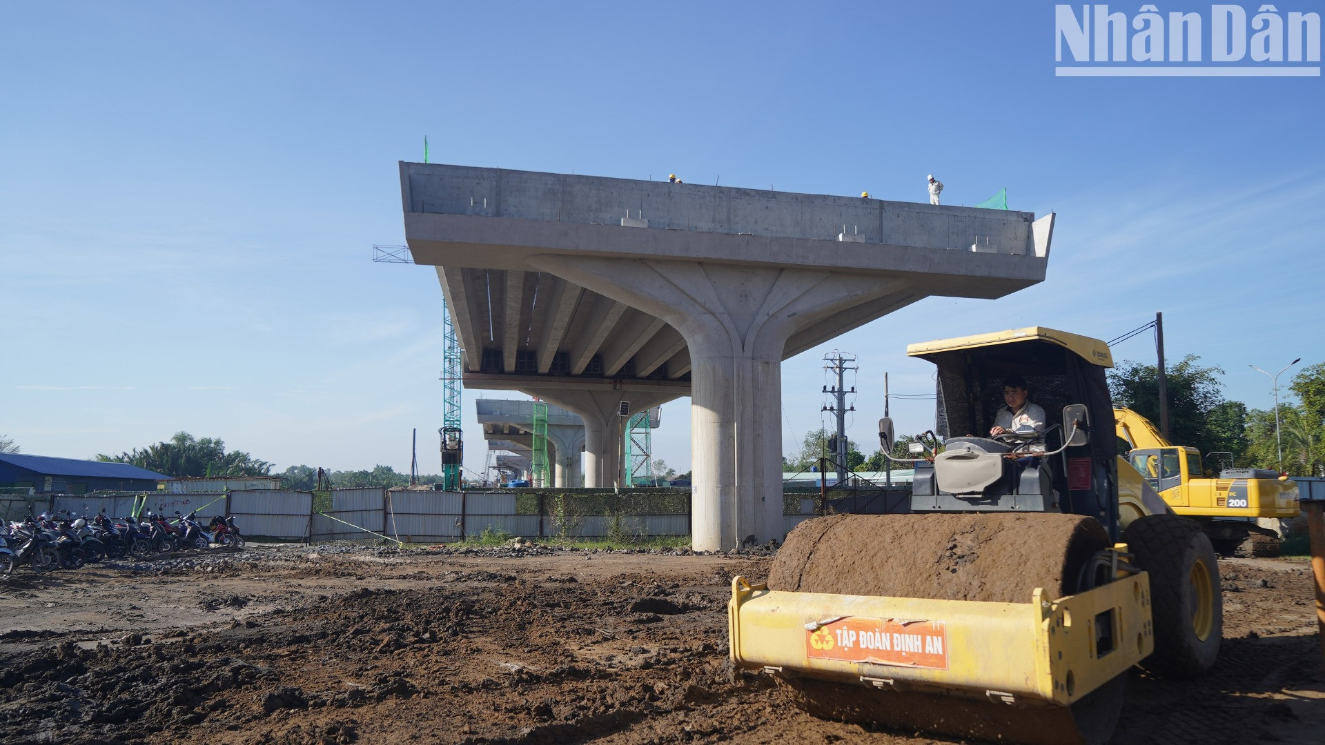 Công nhân hối hả làm việc trên đại công trường Vành đai 3, đoạn qua thành phố Thủ Đức, Thành phố Hồ Chí Minh. Công nhân hối hả làm việc trên đại công trường Vành đai 3, đoạn qua thành phố Thủ Đức, Thành phố Hồ Chí Minh.