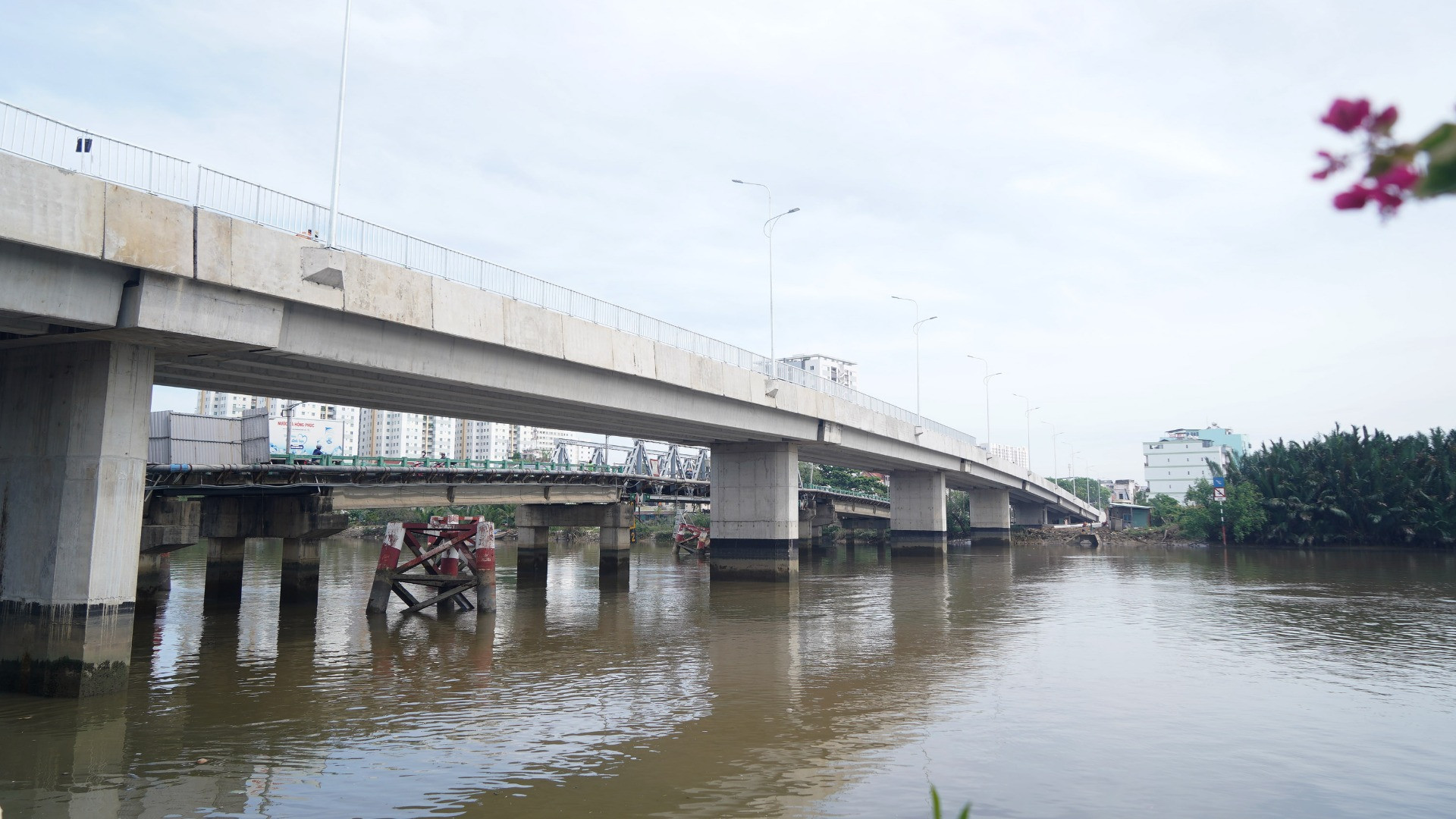 Hiện cầu đã hợp long và hoàn thành các hạng mục 95%. Nhà thầu đã xử lý xong nền đường và tường chắn ở phía huyện Nhà Bè và đang tiếp tục thi công phần còn lại ở quận 7.