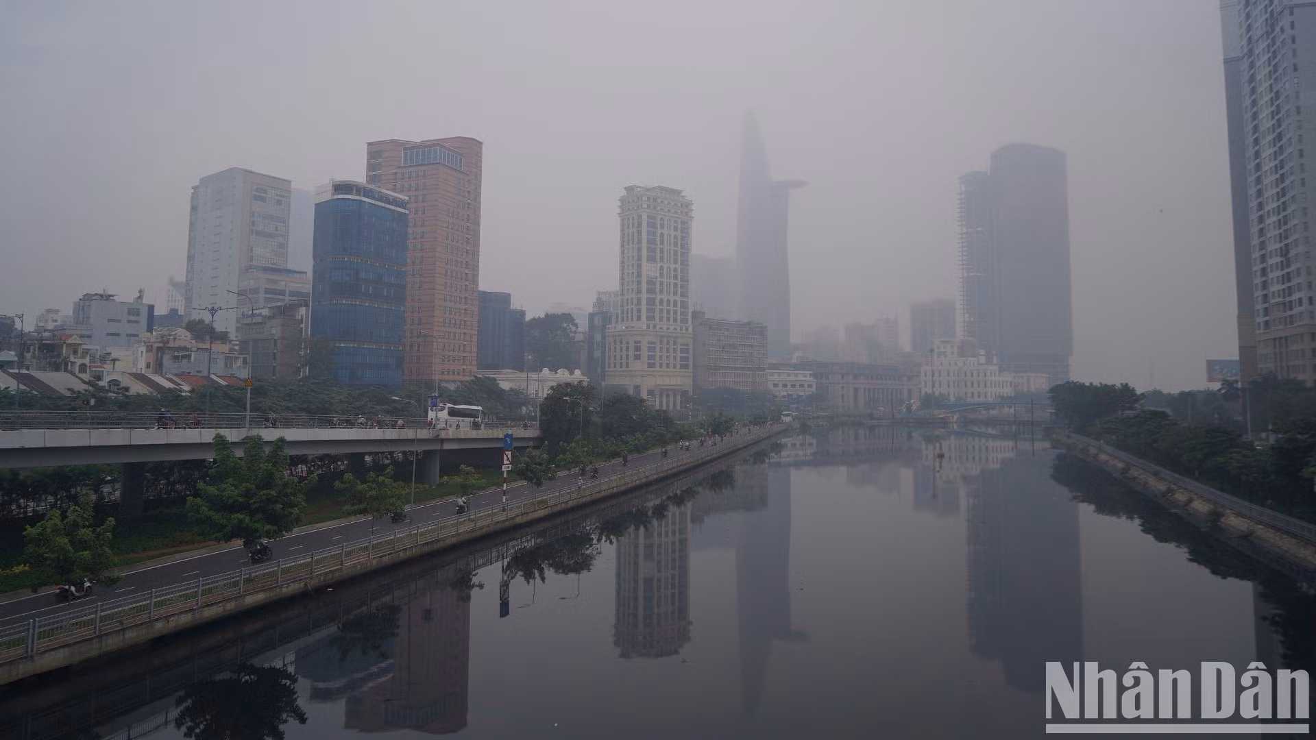 Sáng sớm Thành phố Hồ Chí Minh xuất hiện sương mù dày đặc, nồng độ bụi mịn cao gấp hàng chục lần mức cho phép. 