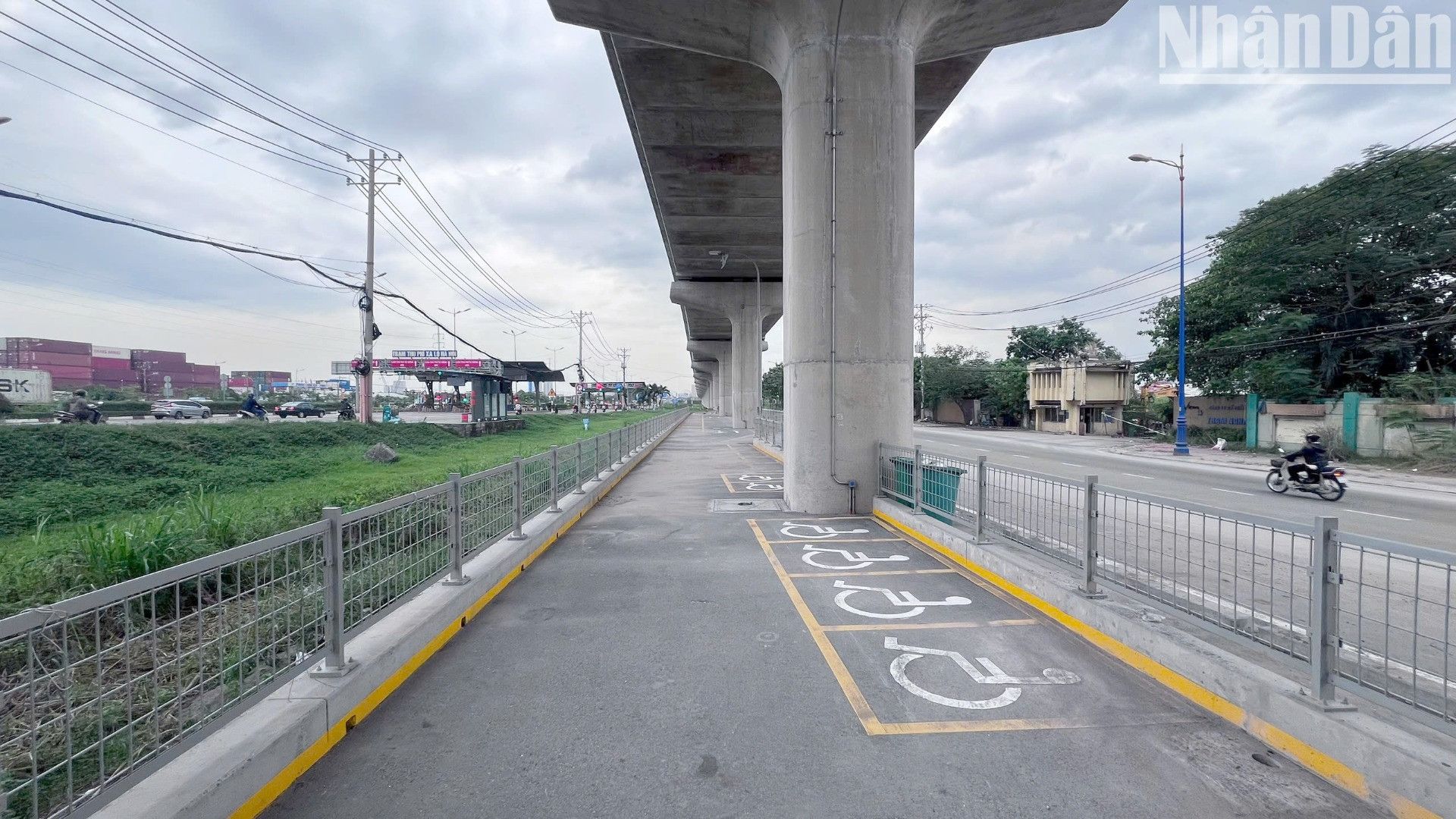 Trung tâm Quản lý Giao thông công cộng Thành phố đã đầu tư xây dựng và hoàn tất năm bãi đỗ xe nằm gần khu vực các nhà ga của tuyến metro gồm: Văn Thánh, Thảo Điền, Rạch Chiếc, Phước Long, Bình Thái.