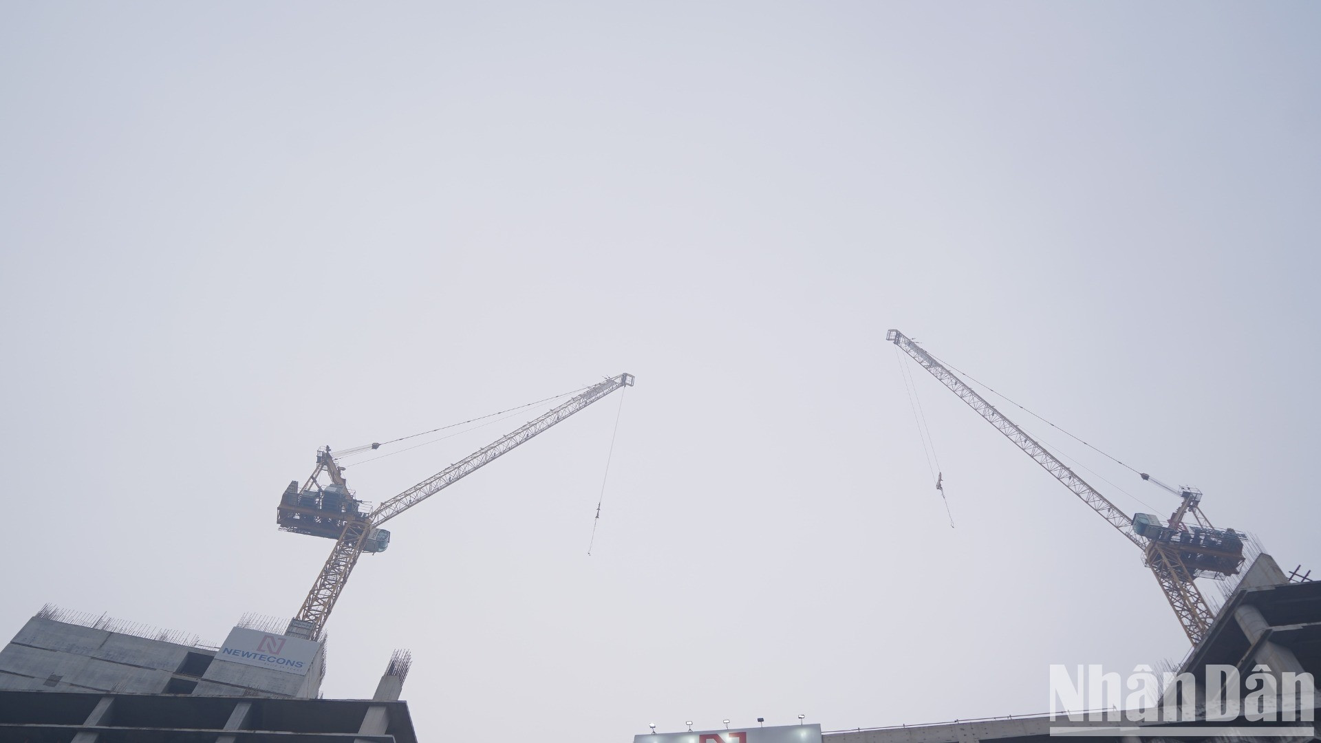 Bụi mịn che phủ các công trình tòa nhà cao tầng ở trung tâm thành phố.