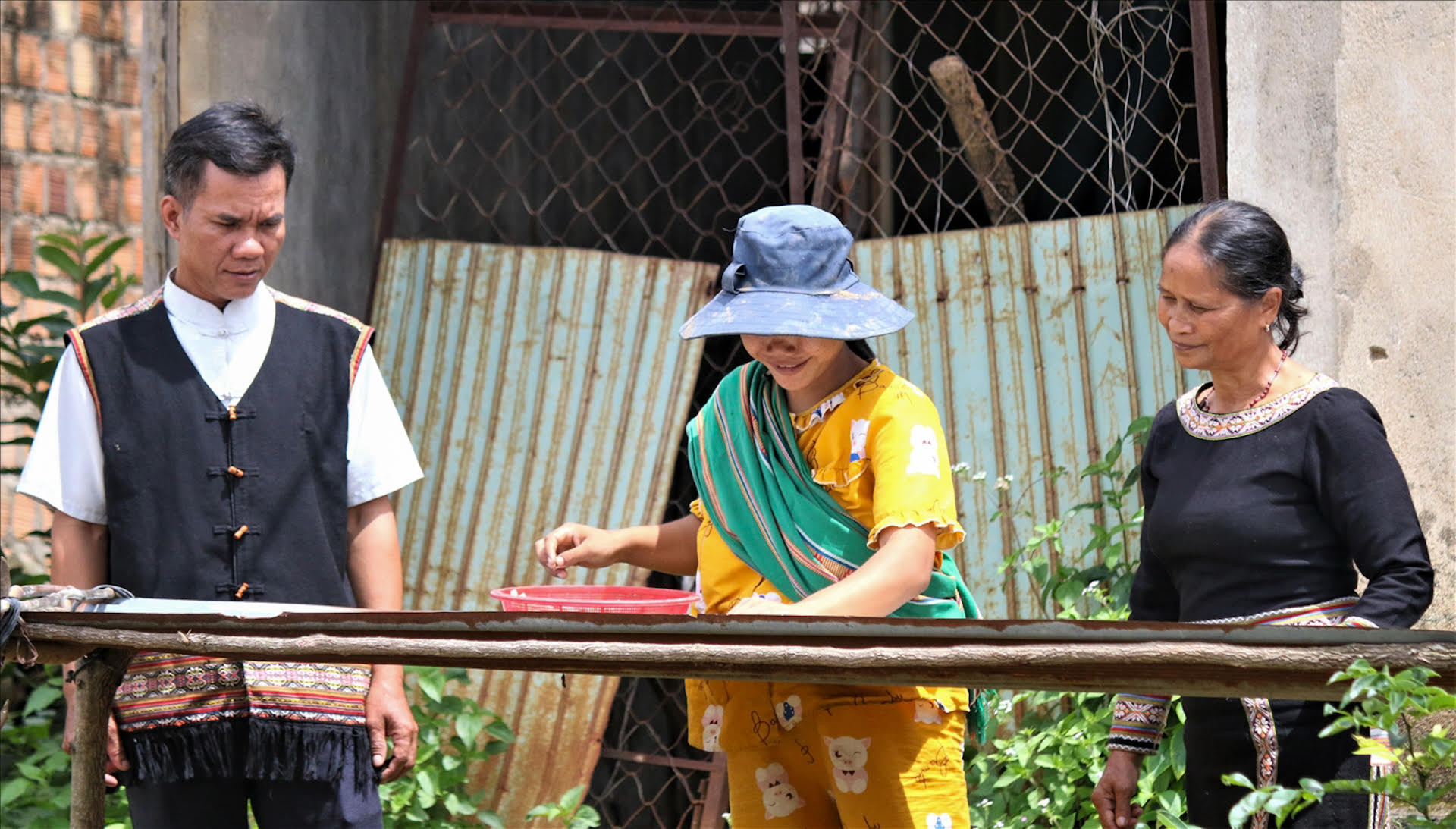 Người có uy tín A Tơi (ngoài cùng bên trái) thường xuyên tuyên truyền, vận động để trong thôn 11, xã Đăk Ruồng, huyện Kon Rẫy (Kon Tum) không còn xảy ra tình trạng tảo hôn và hôn nhân cận huyết thống. (Ảnh: Ngọc Chí)