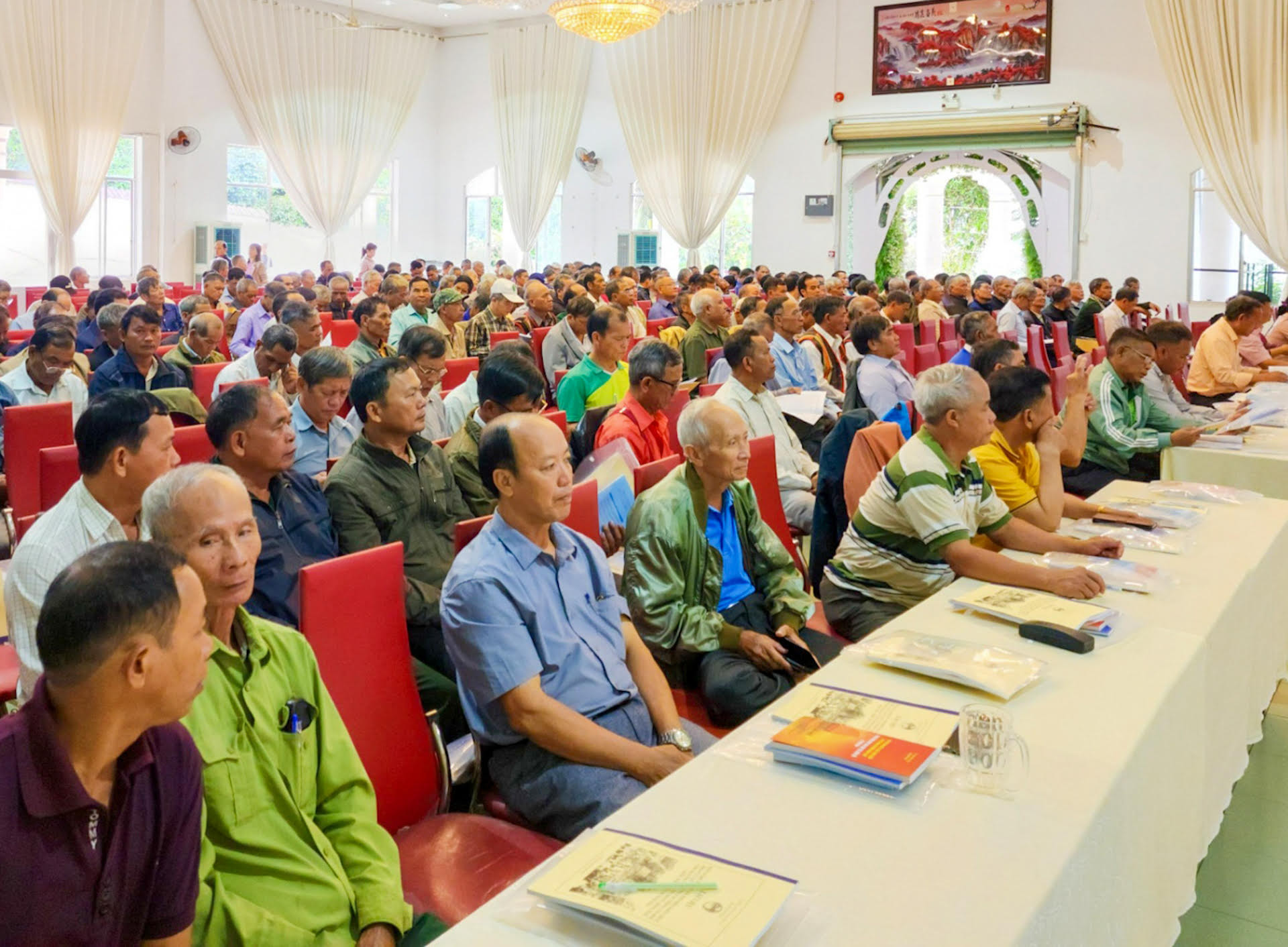 Hội nghị tập huấn, bồi dưỡng, phổ biến kiến thức pháp luật, cung cấp thông tin cho người có uy tín trong vùng đồng bào dân tộc thiểu số tỉnh Lâm Đồng. (Ảnh: Nhật Quỳnh)