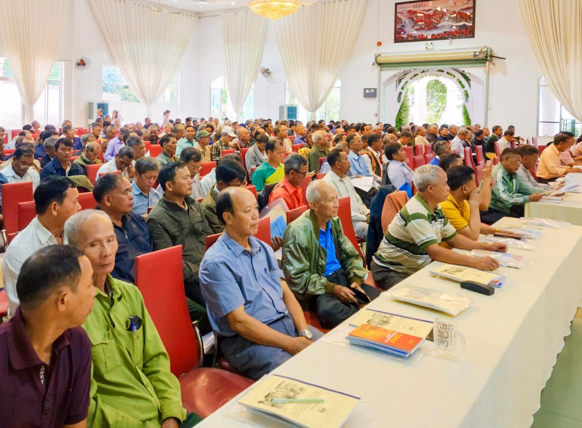 Hội nghị tập huấn, bồi dưỡng, phổ biến kiến thức pháp luật, cung cấp thông tin cho người có uy tín trong vùng đồng bào dân tộc thiểu số tỉnh Lâm Đồng. (Ảnh: Nhật Quỳnh)