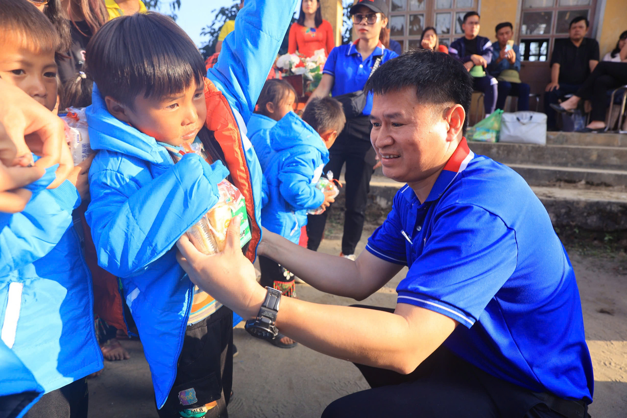 Áo ấm dành cho các em điểm trường Bản Trò A.