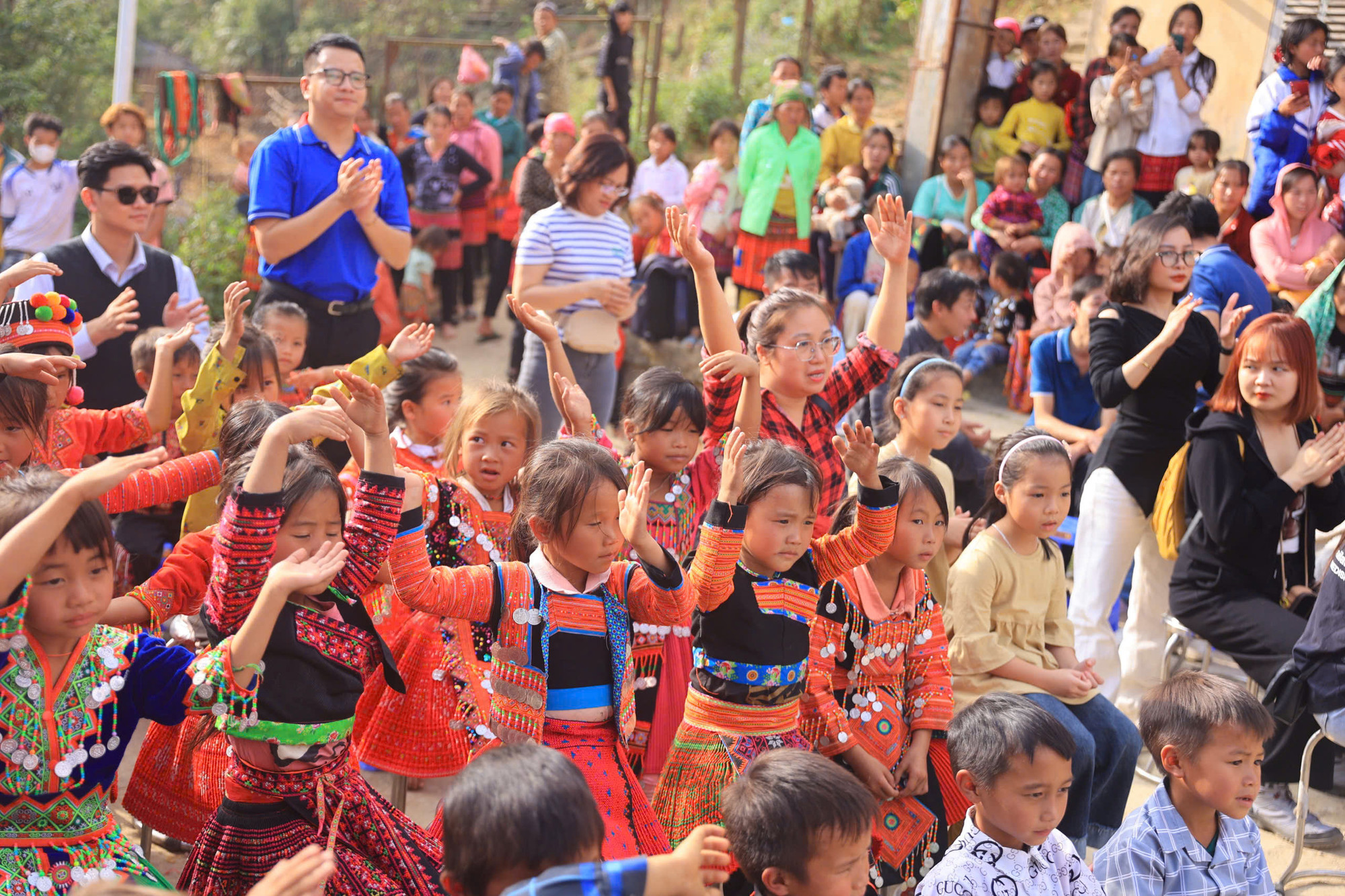 Niềm vui của các cháu học sinh.