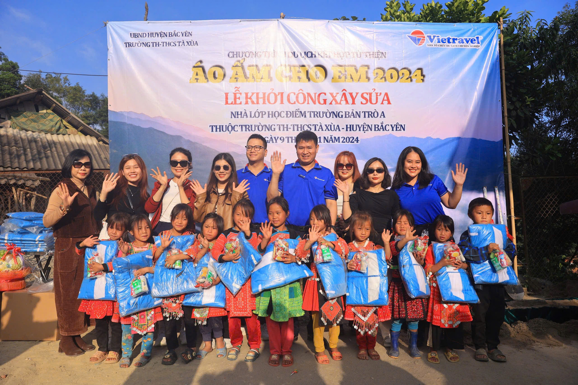 Nhiều phần quà thiết thực dành tặng học sinh và thầy cô điểm trường Bản Trò A.