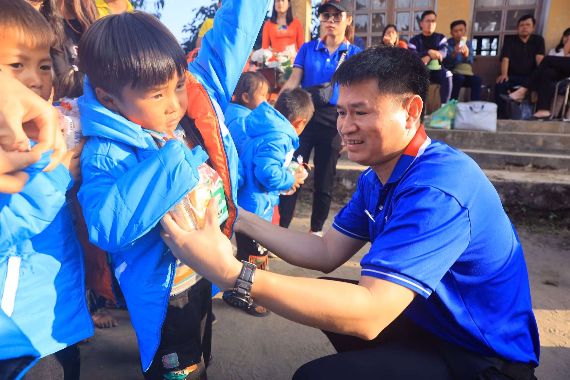 Áo ấm dành cho các em điểm trường Bản Trò A.