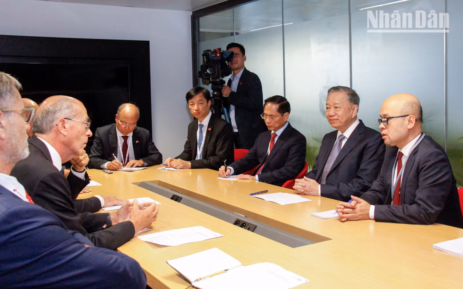 Tổng Bí thư, Chủ tịch nước Tô Lâm tiếp ông Geoffroy Roux De Bezieux, Chủ tịch Danh dự của Nghiệp đoàn giới chủ Pháp, Chủ tịch Liên minh các nhà tuyển dụng Pháp ngữ, Chủ tịch sáng lập Notus Technologies. (Ảnh: KHẢI HOÀN)