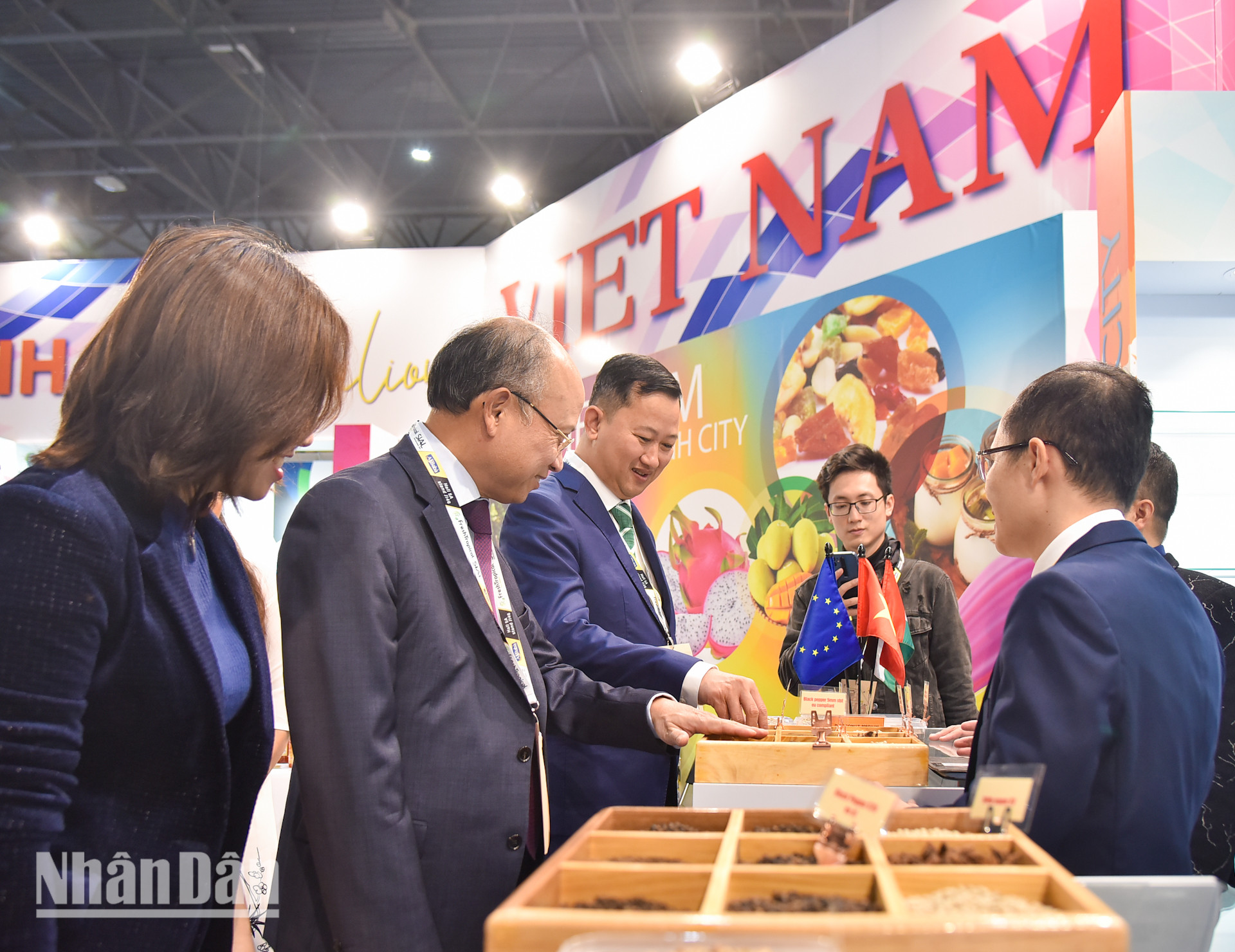 Đại sứ Đinh Toàn Thắng khẳng định, doanh nghiệp Việt Nam khi tham gia vào Hội chợ SIAL 2024 đã thể hiện được sự chủ động trong việc tìm kiếm các cơ hội hợp tác thương mại. (Ảnh: MINH DUY)