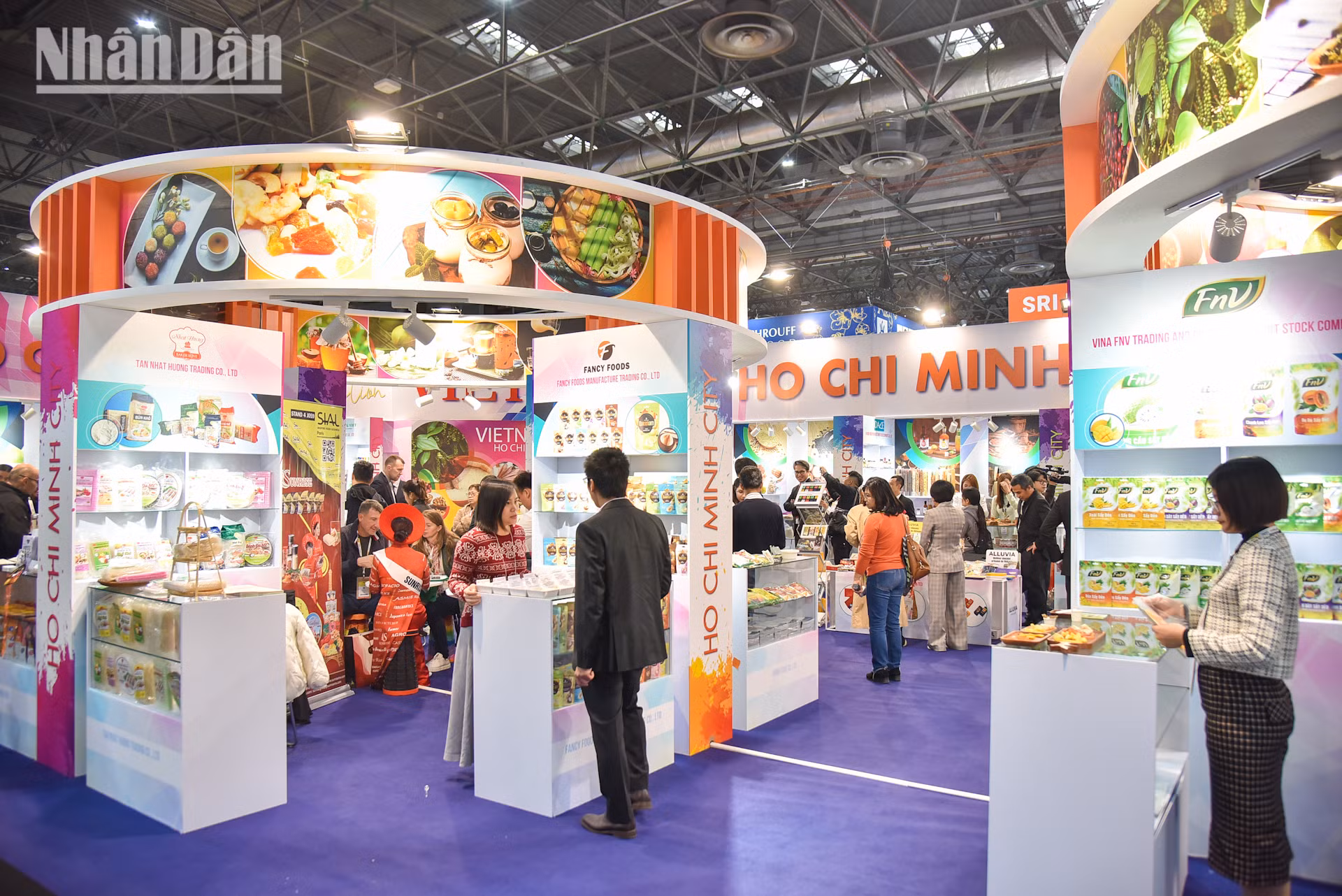 Gian trưng bày của các doanh nghiệp Thành phố Hồ Chí Minh nổi bật với nhiều mặt hàng độc đáo. (Ảnh: MINH DUY)