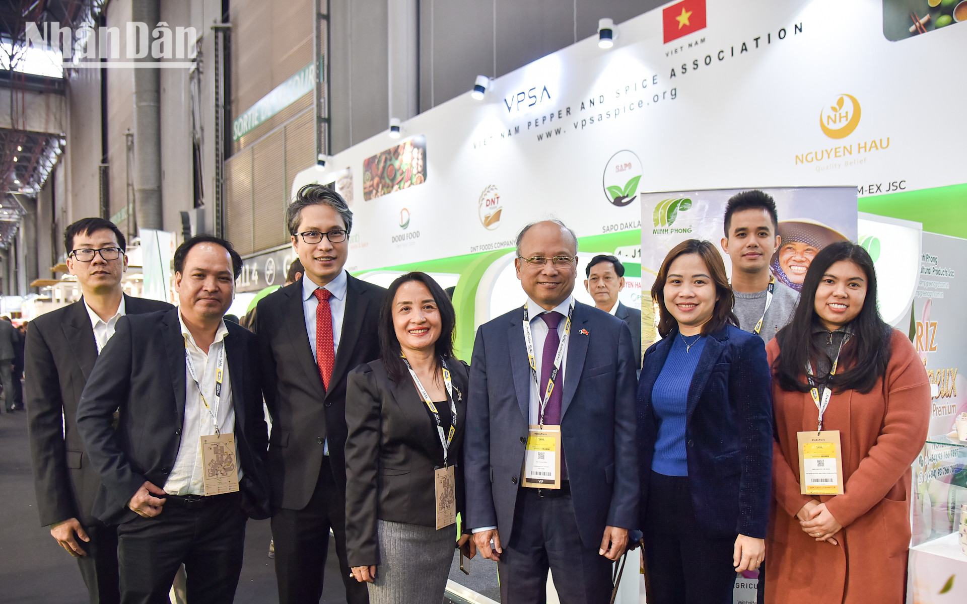 Đại sứ Đinh Toàn Thắng cùng đại diện một số gian hàng tại khu vực trưng bày của Hiệp hội Hồ tiêu và cây gia vị Việt Nam (VPSA) chụp ảnh lưu niệm. (Ảnh: MINH DUY)