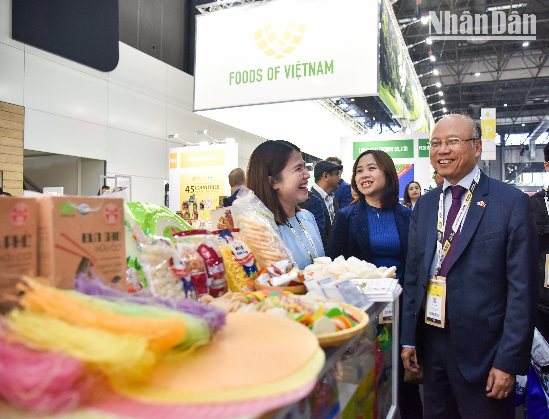 Cụm không gian trưng bày của Cục Xúc tiến Thương mại (Bộ Công Thương) giới thiệu nhiều sản phẩm chế biến từ nông sản thế mạnh của Việt Nam. (Ảnh: KHẢI HOÀN)