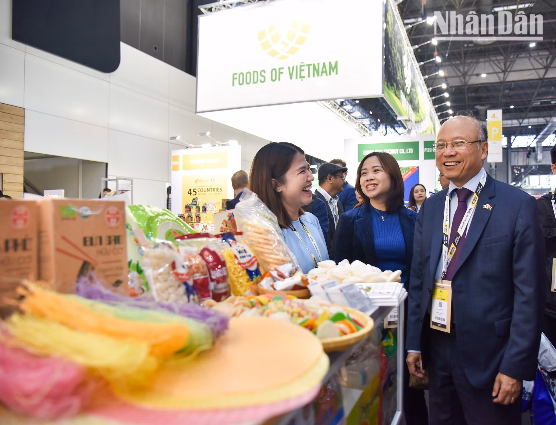 Cụm không gian trưng bày của Cục Xúc tiến Thương mại (Bộ Công Thương) giới thiệu nhiều sản phẩm chế biến từ nông sản thế mạnh của Việt Nam. (Ảnh: KHẢI HOÀN)